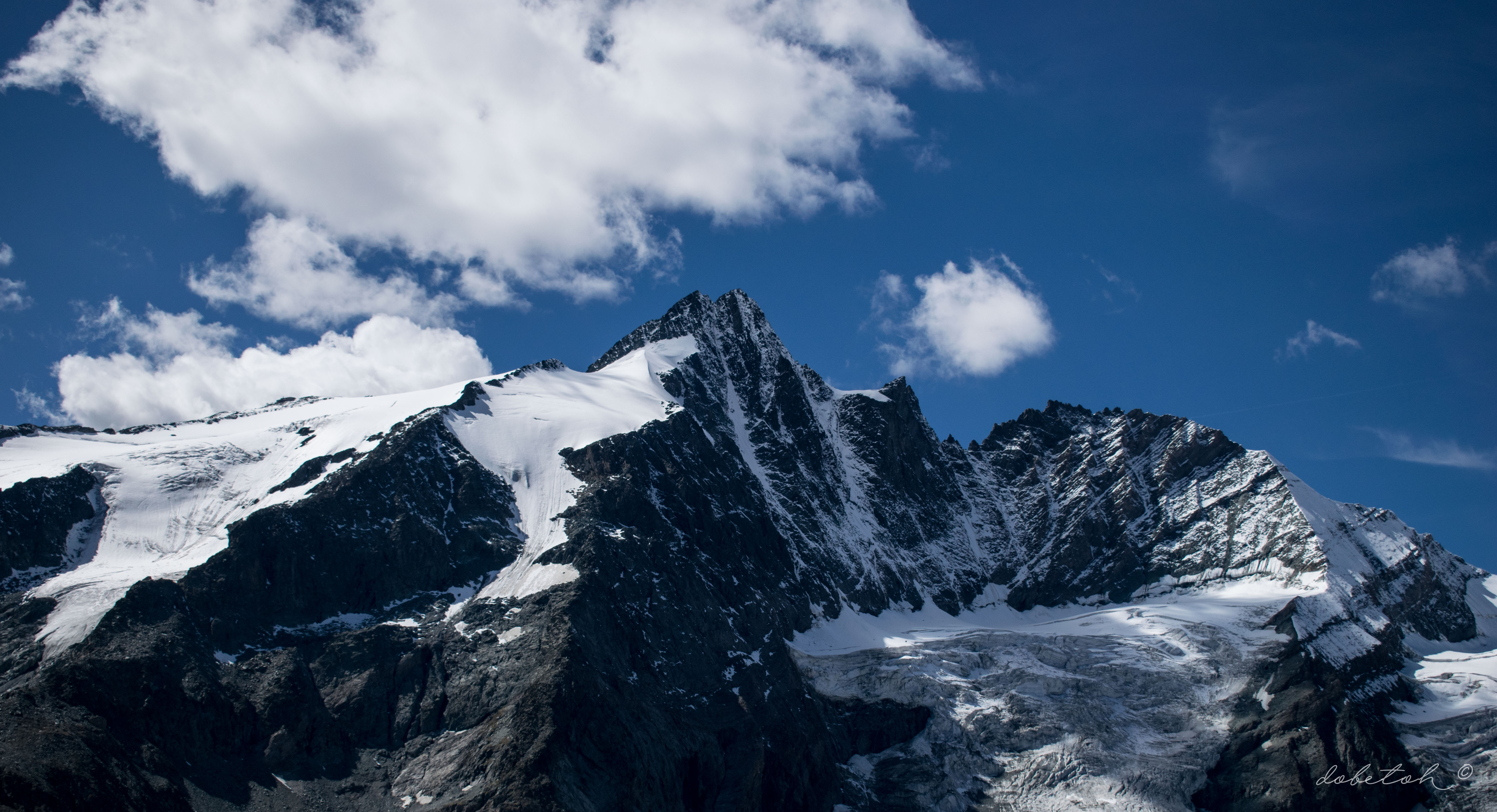 108245 скачать картинку заснеженный, природа, облака, снег, гора, вершина - обои и заставки бесплатно