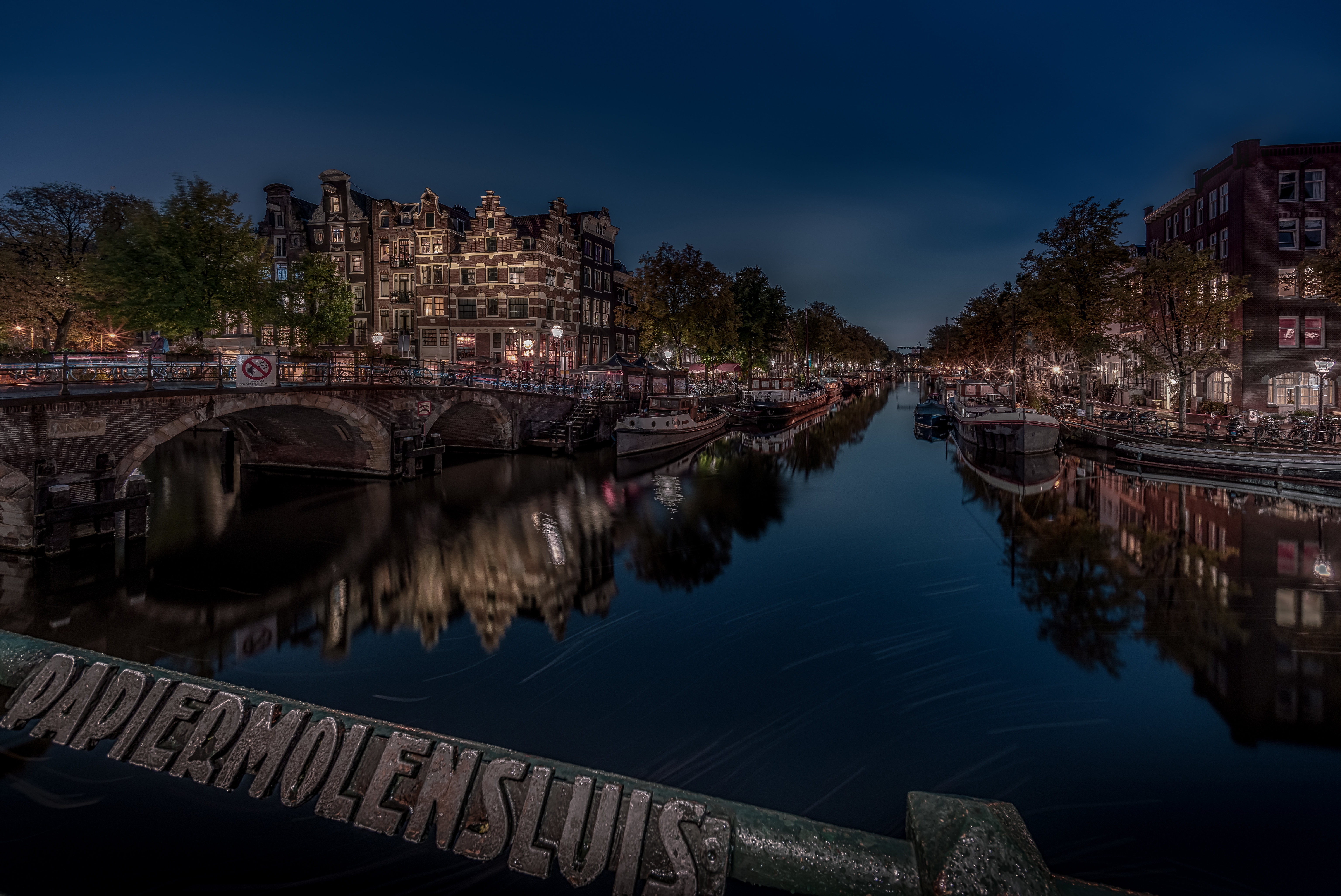 Laden Sie das Städte, Gebäude, Haus, Brücke, Niederlande, Kanal, Nacht, Amsterdam, Menschengemacht, Spiegelung-Bild kostenlos auf Ihren PC-Desktop herunter