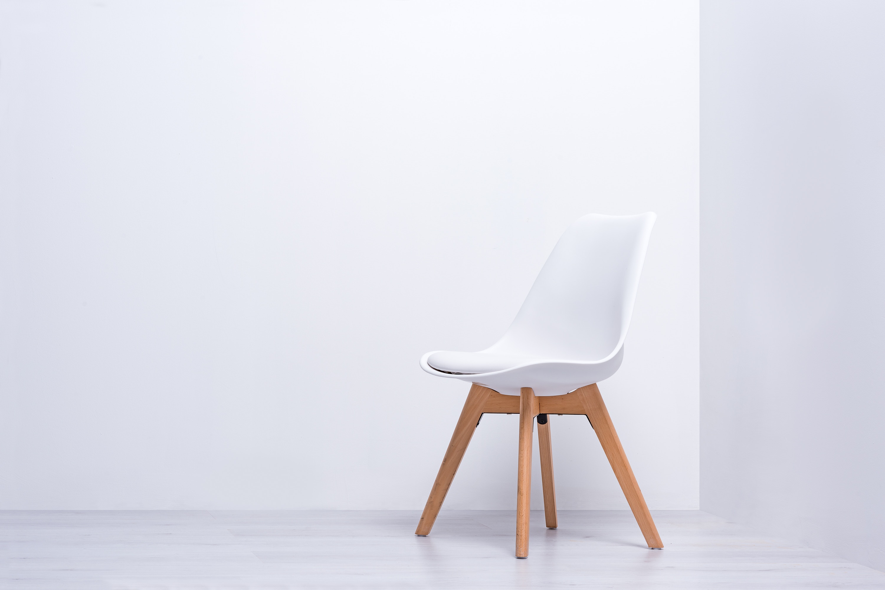 Handy-Wallpaper Stuhl, Der Stuhl, Wand, Minimalismus kostenlos herunterladen.