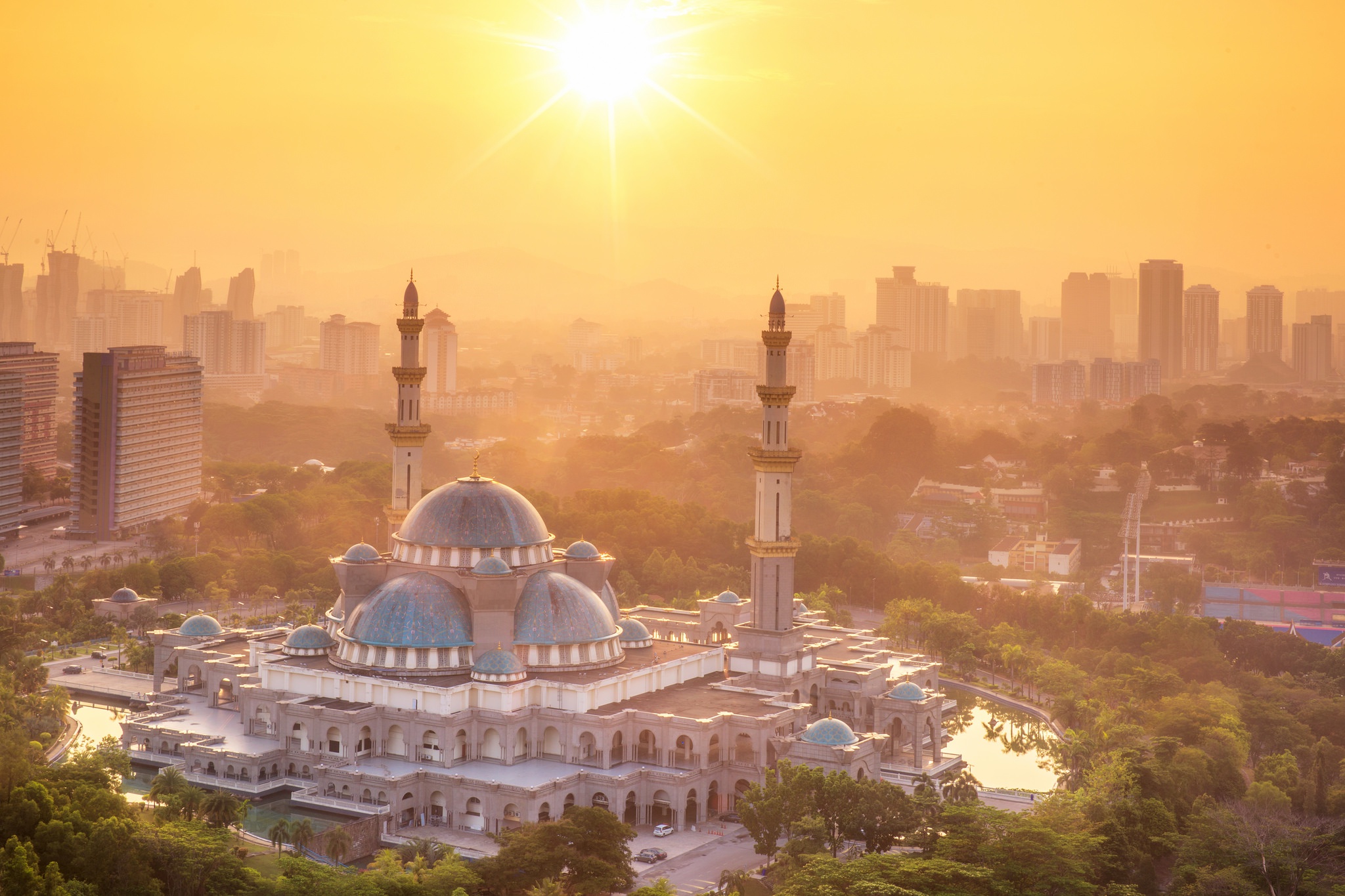 439796 завантажити картинку релігійний, мечеть, архітектура, місто, куала лумпур, малайзія, мечеті - шпалери і заставки безкоштовно