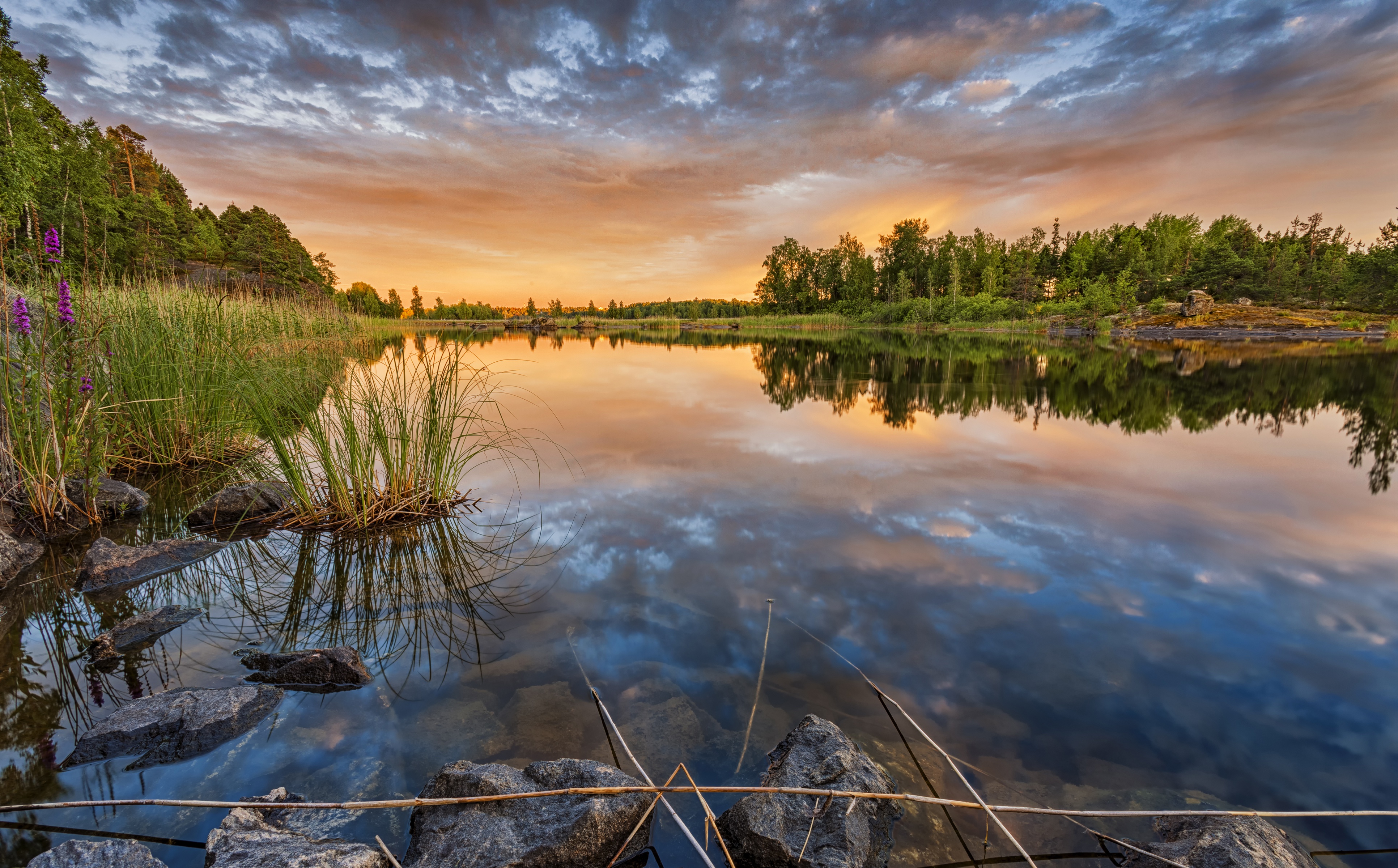 Скачать картинку Река, Рассвет, Камень, Финляндия, Земля/природа в телефон бесплатно.
