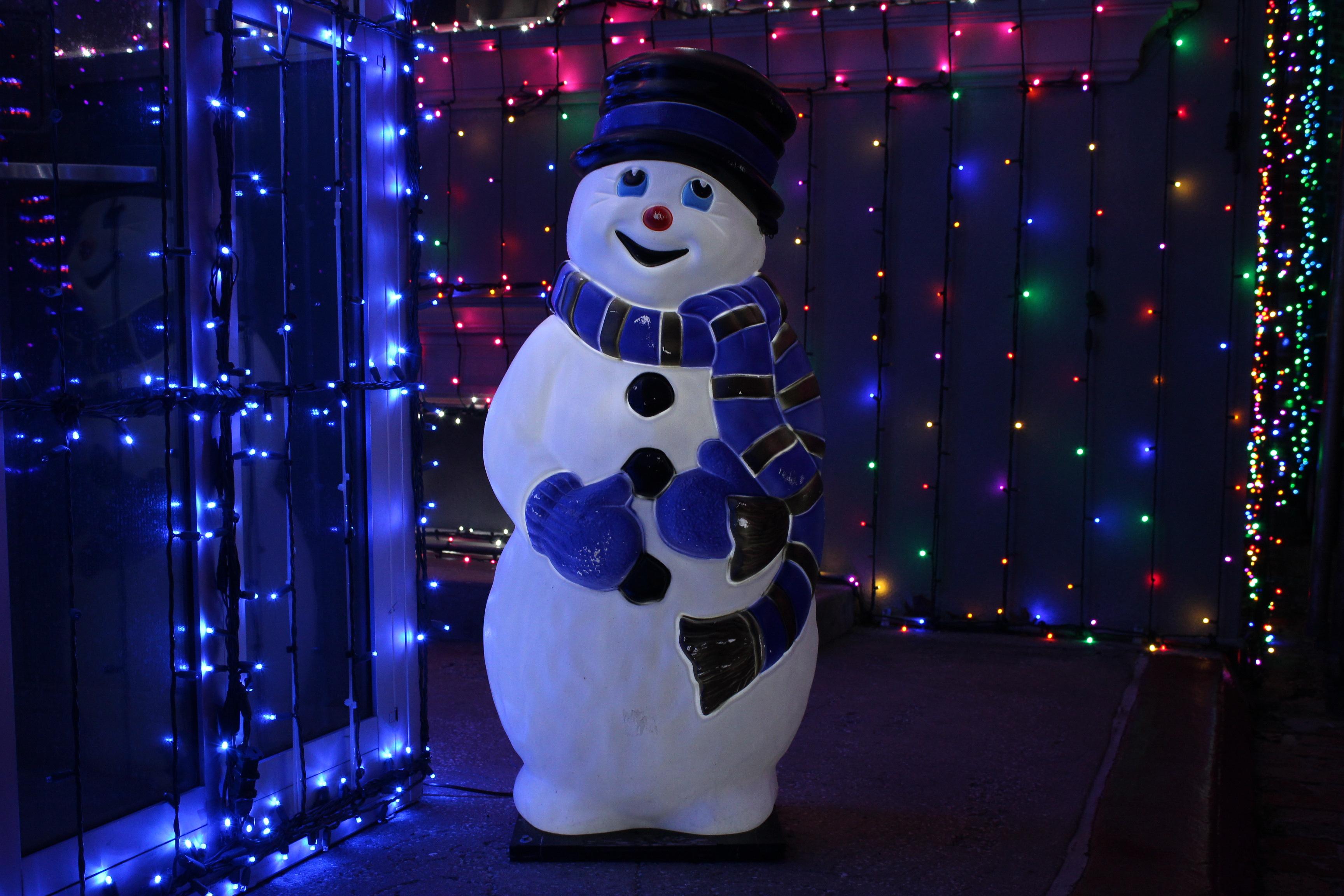 102361 скачать обои снеговик, гирлянды, новый год, праздники, рождество, подсветка - заставки и картинки бесплатно