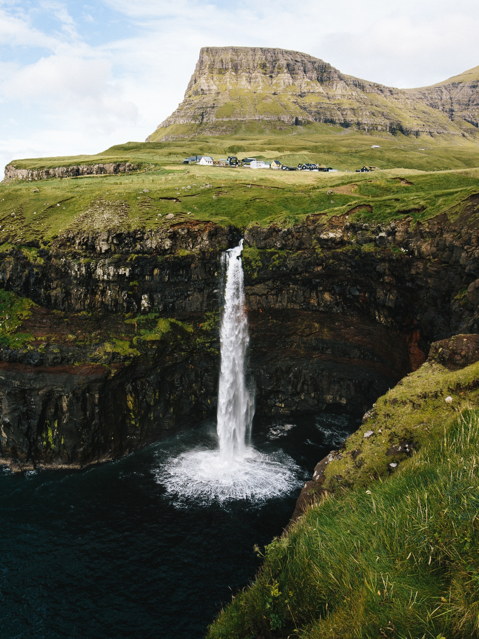 Baixar papel de parede para celular de Costa, Cascata, Penhasco, Ilhas Faroe, Feito Pelo Homem, Cachoeira, Gásadalur gratuito.