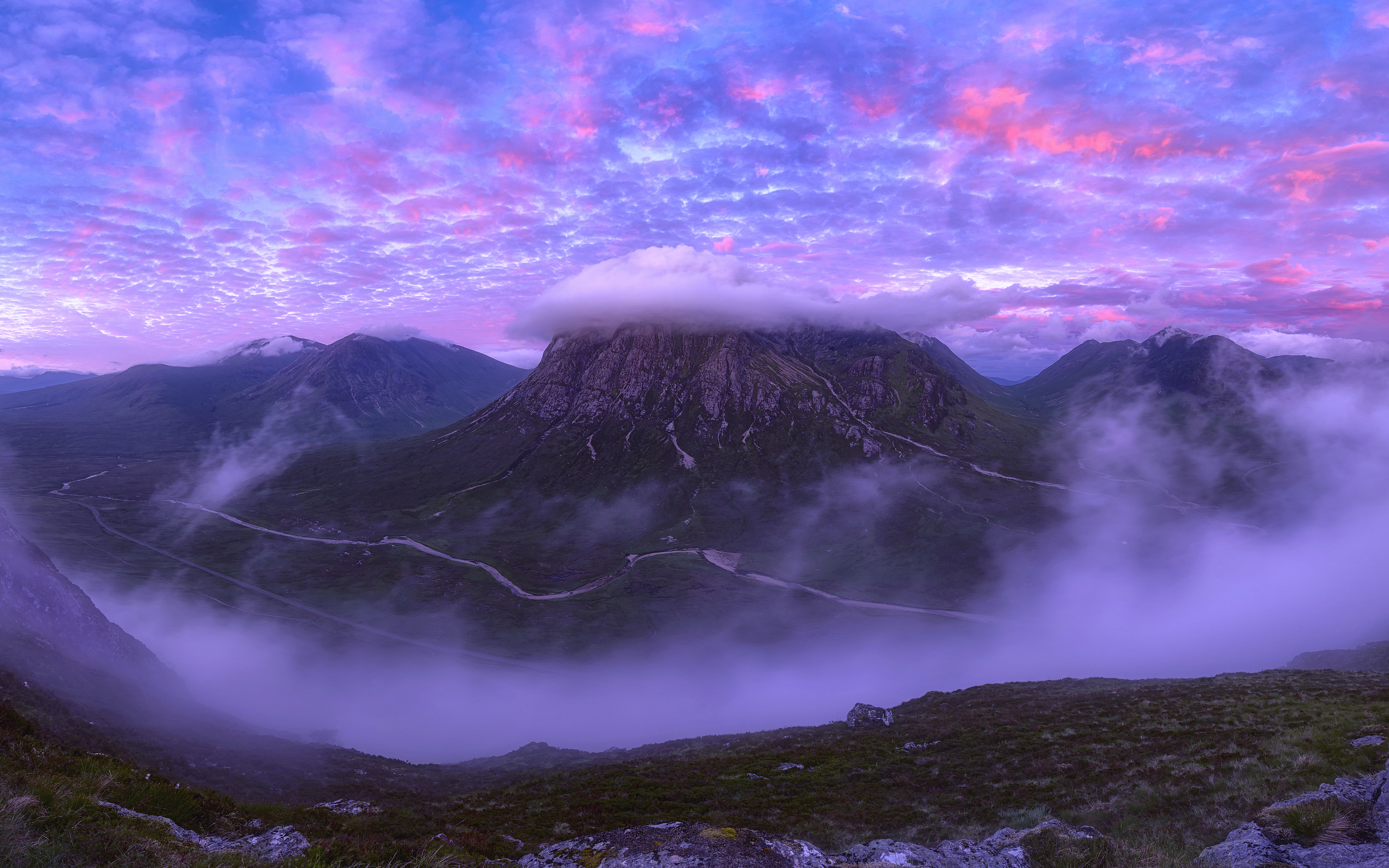 Скачати мобільні шпалери Вершина, Верх, Природа, Шотландія, Гори, Хмари, Рожевий безкоштовно.