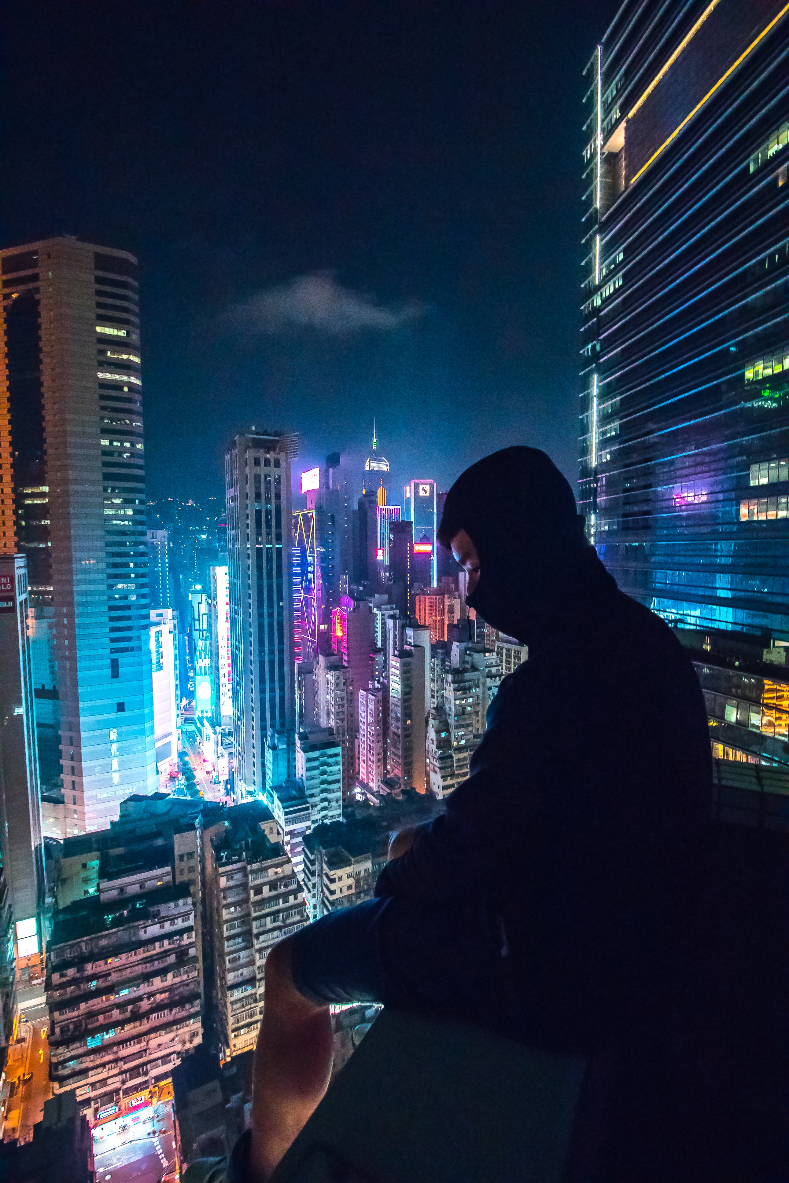 121602 descargar fondo de pantalla ciudad de noche, rascacielos, oscuro, ciudad nocturna, máscara, soledad, techo: protectores de pantalla e imágenes gratis