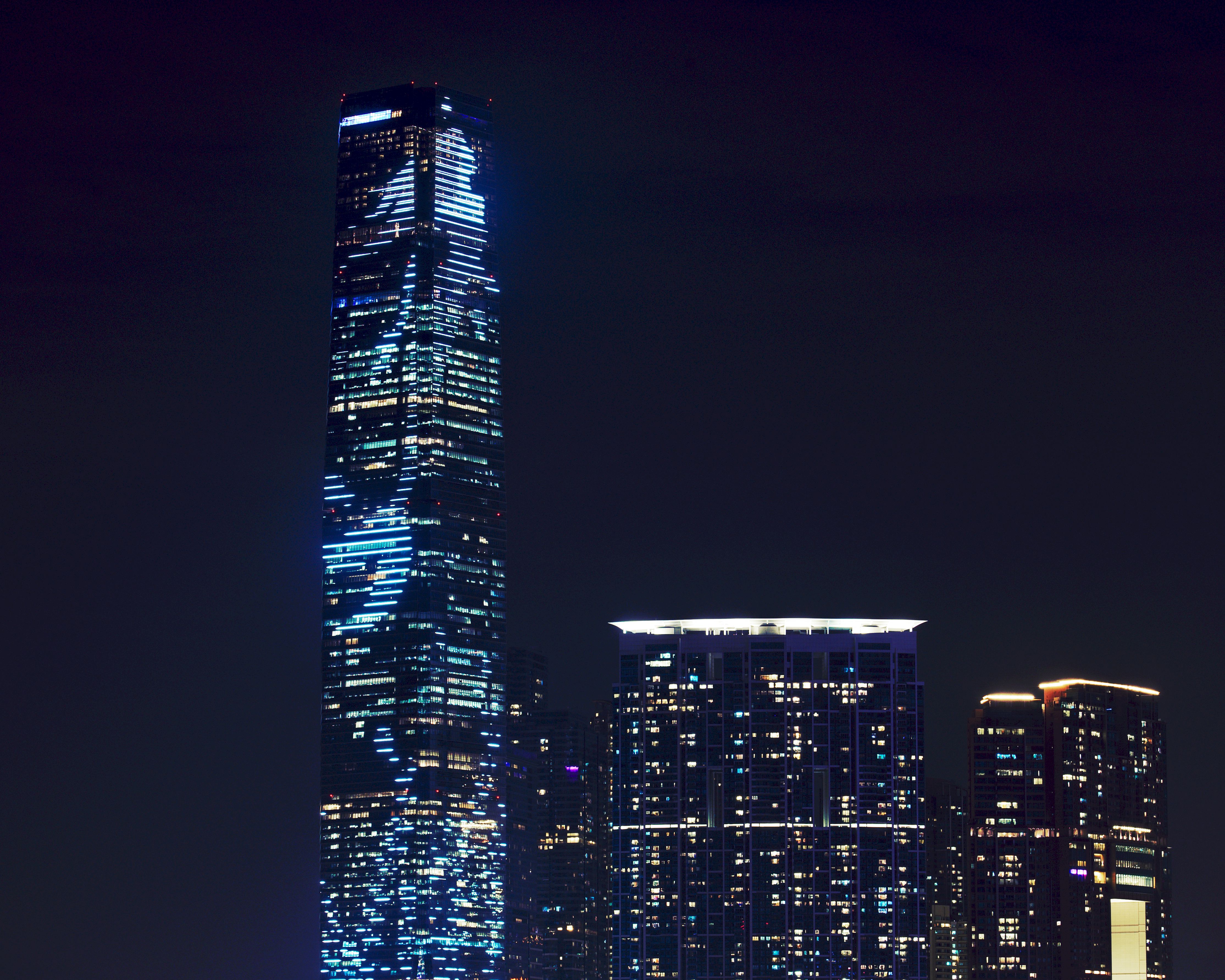 95684壁紙のダウンロードアーキテクチャ, 超高層ビル, 闇, 暗い, 香港, 夜の街の街の明かり, ナイトシティライツシティ-スクリーンセーバーと写真を無料で