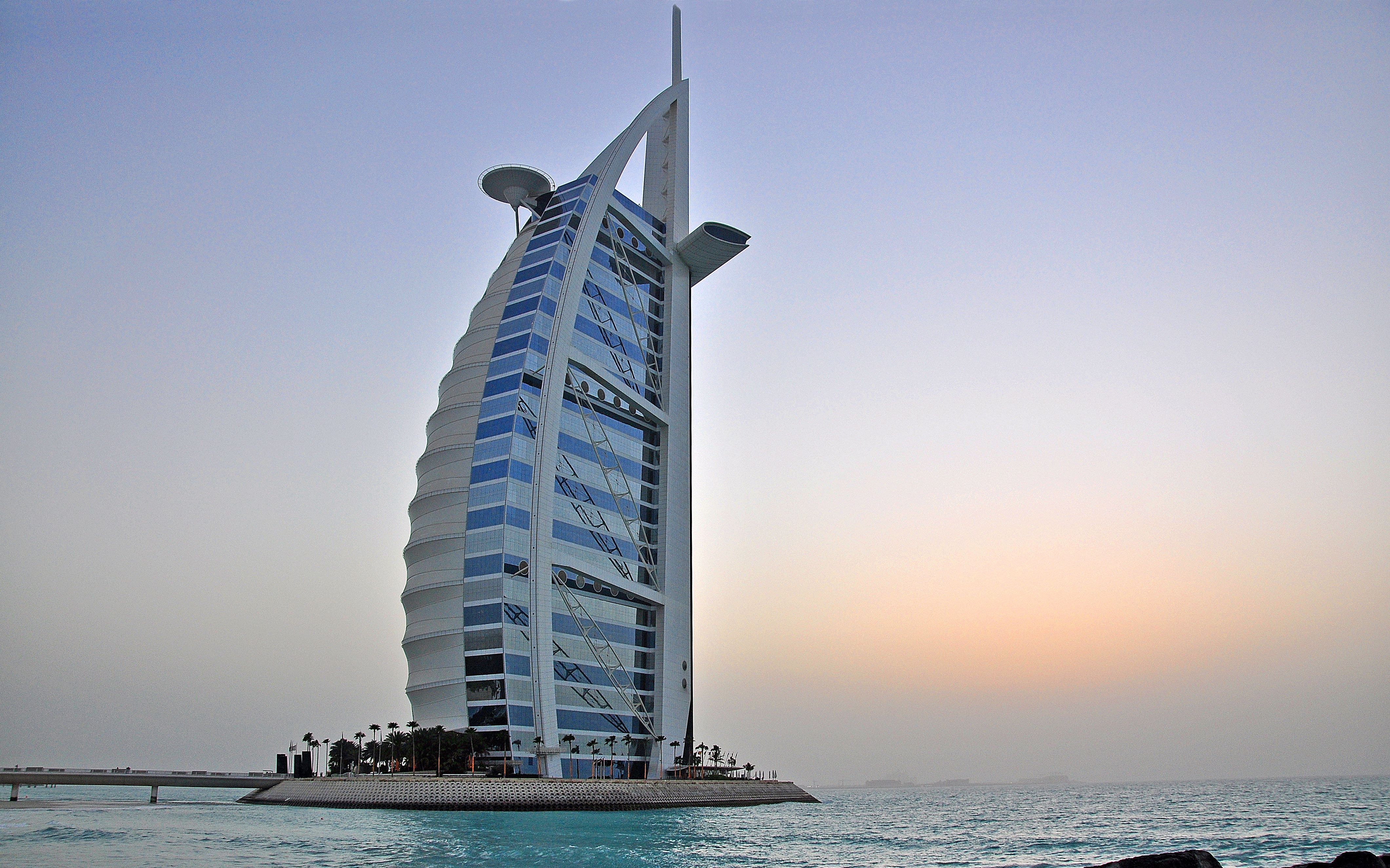 Скачать картинку Море, Дубай, Здание, Бурдж Аль Араб, Объединённые Арабские Эмираты, Сделано Человеком в телефон бесплатно.