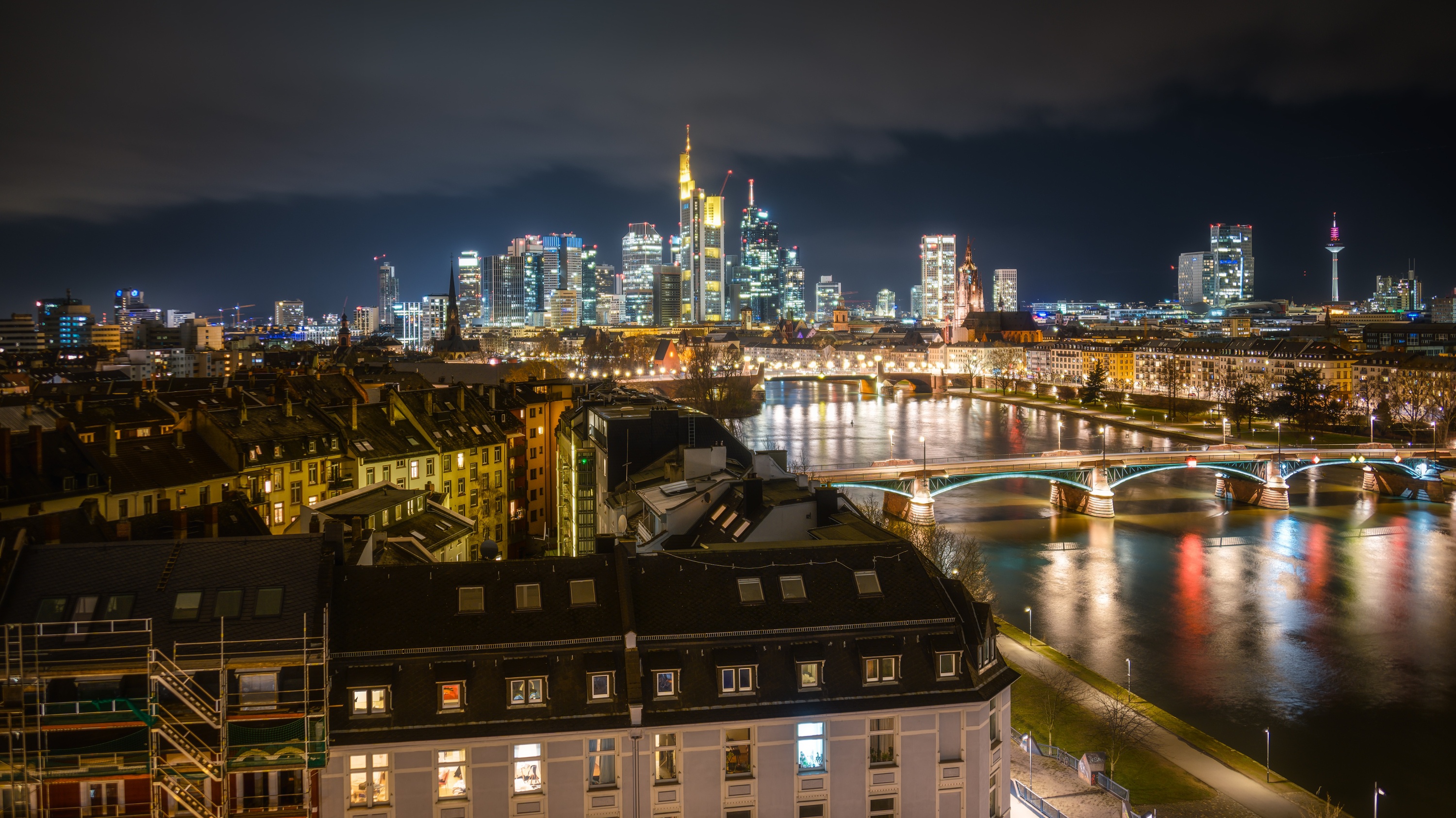 Handy-Wallpaper Städte, Licht, Fluss, Brücke, Deutschland, Nacht, Frankfurt, Menschengemacht, Großstadt kostenlos herunterladen.