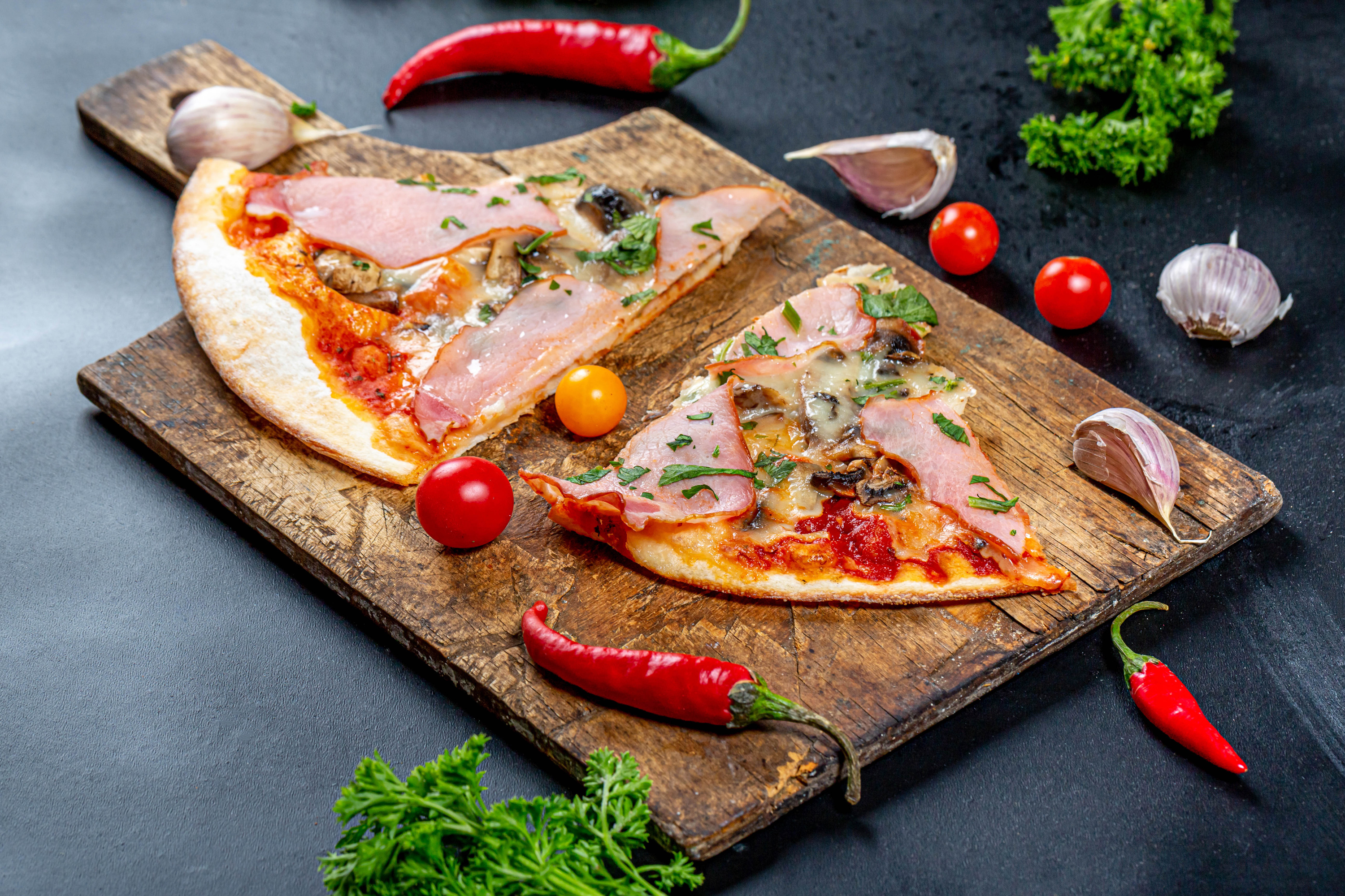 Handy-Wallpaper Pizza, Pfeffer, Tomate, Nahrungsmittel, Stillleben kostenlos herunterladen.