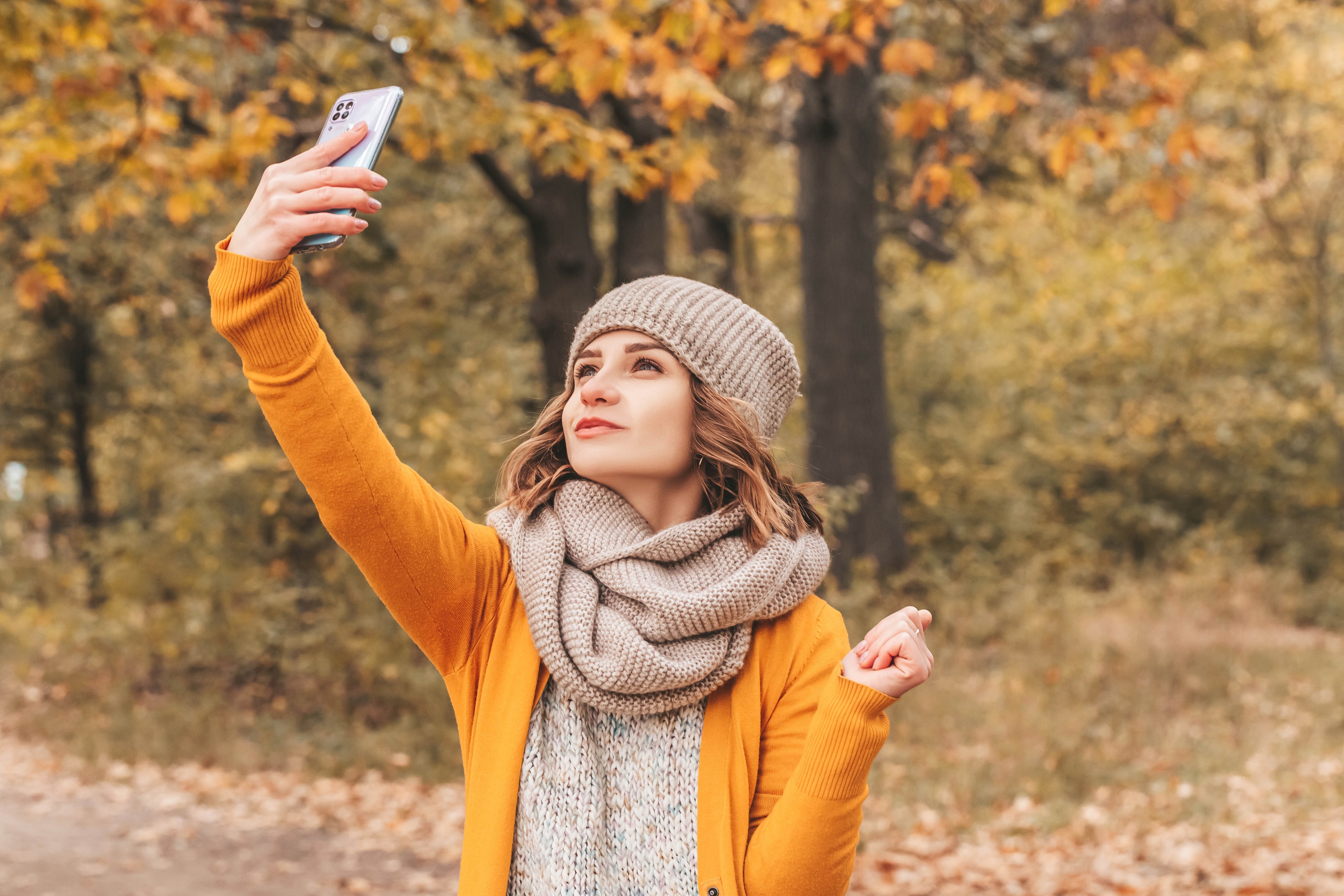 Baixar papel de parede para celular de Outono, Selfie, Mulheres, Ânimo gratuito.