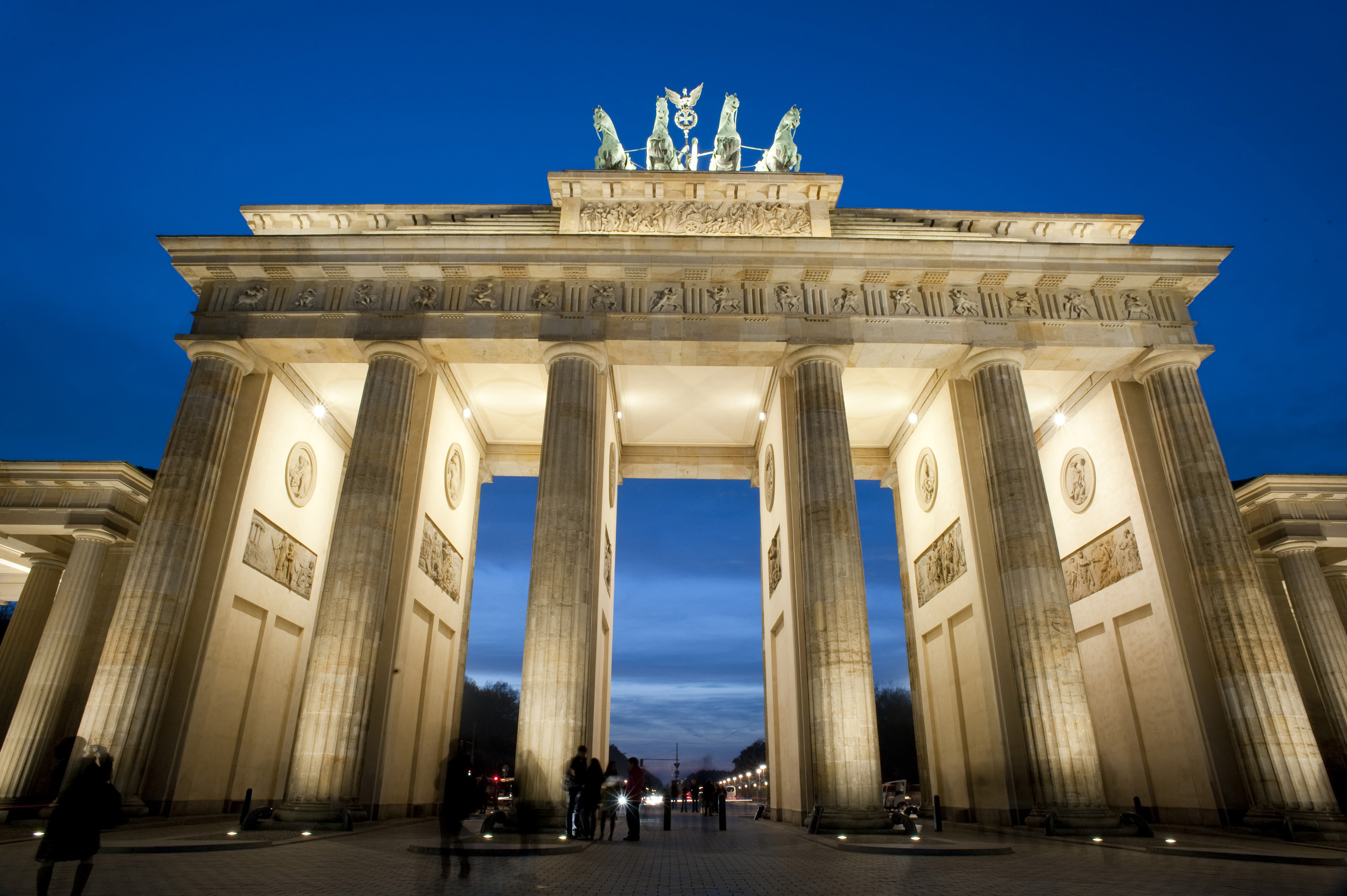 PCデスクトップにベルリン, モニュメント, 光, 記念碑, ドイツ, 夜, マンメイド, ブランデンブルク門画像を無料でダウンロード