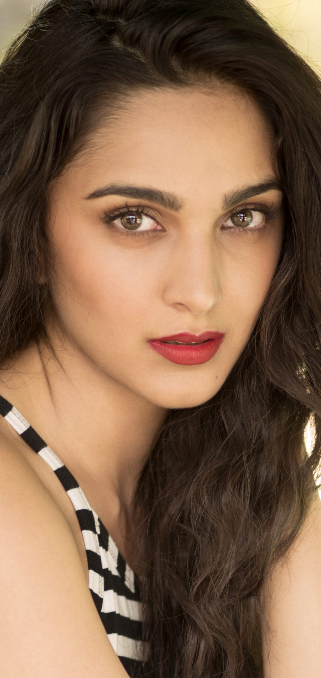 Download mobile wallpaper Face, Indian, Celebrity, Black Hair, Actress, Lipstick, Kiara Advani for free.