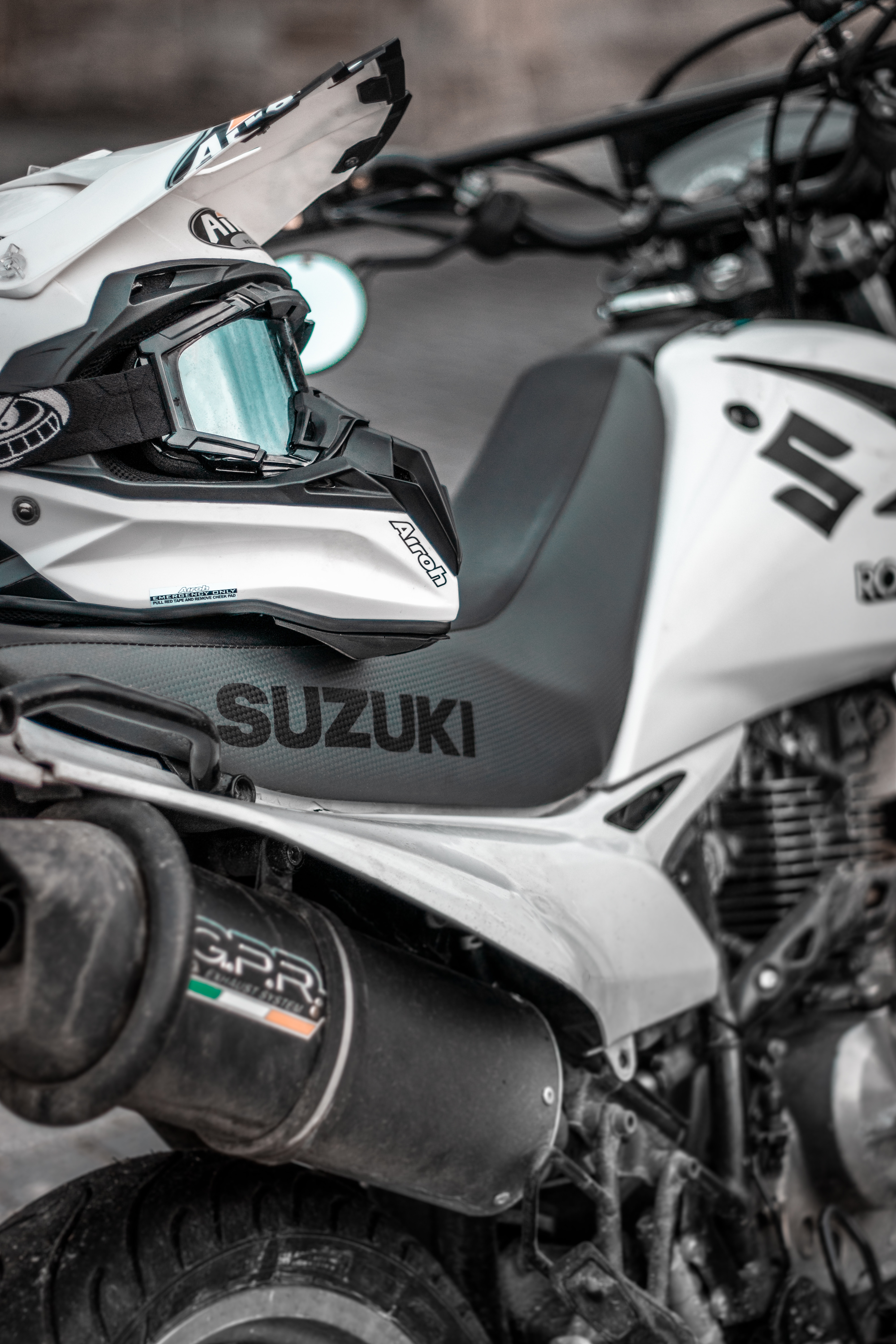 72016 скачать картинку мотоциклы, шлем, сузуки (suzuki), мотоцикл, байк - обои и заставки бесплатно