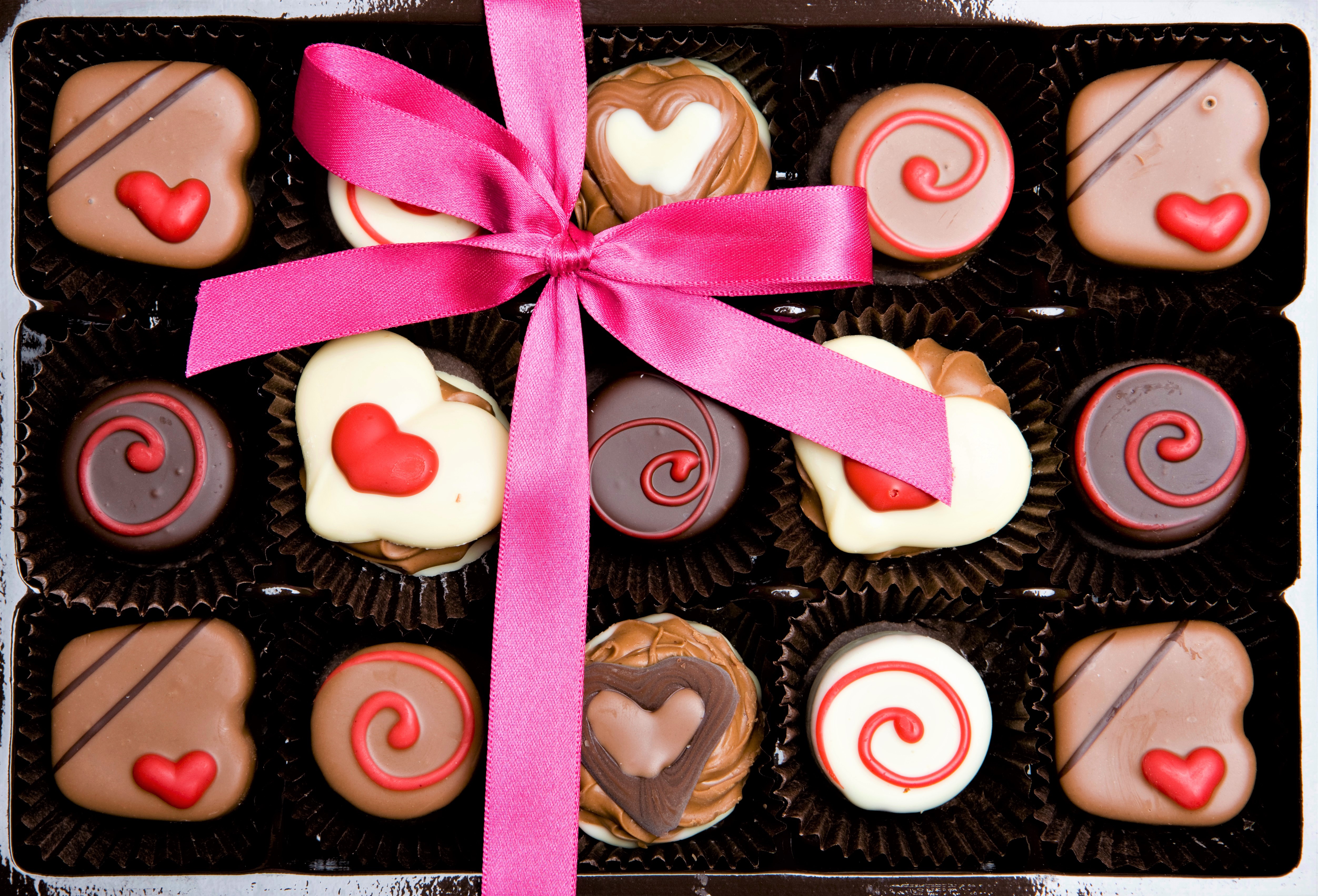 Скачать картинку Шоколад, Лента, Сердце, День Святого Валентина, Праздничные в телефон бесплатно.