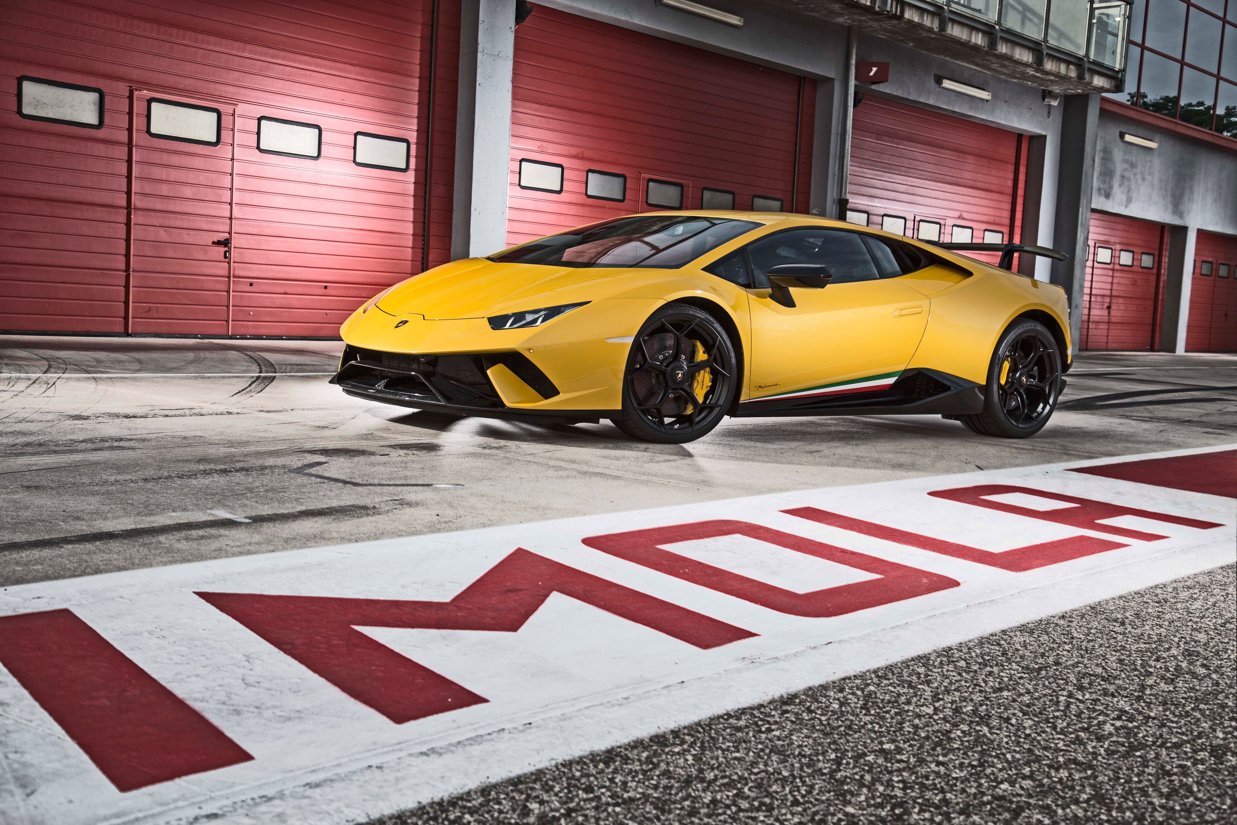 Descarga gratuita de fondo de pantalla para móvil de Lamborghini, Coche, Superdeportivo, Vehículos, Coche Amarillo, Lamborghini Huracán Performanté.