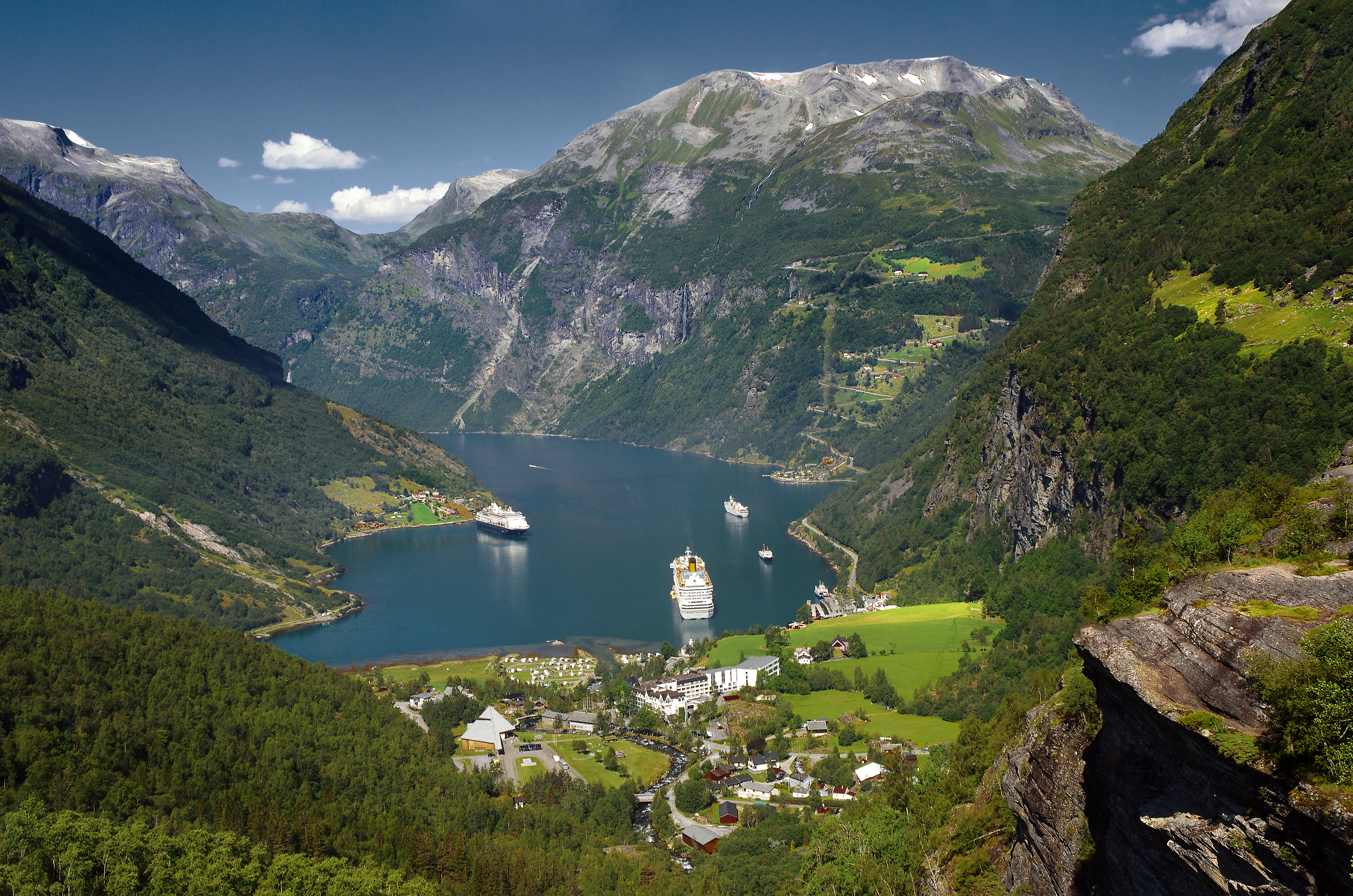 1523354 télécharger le fond d'écran geiranger, terre/nature, geirangerfjord, bateau de croisière, fjord, montagne, norvège, village - économiseurs d'écran et images gratuitement