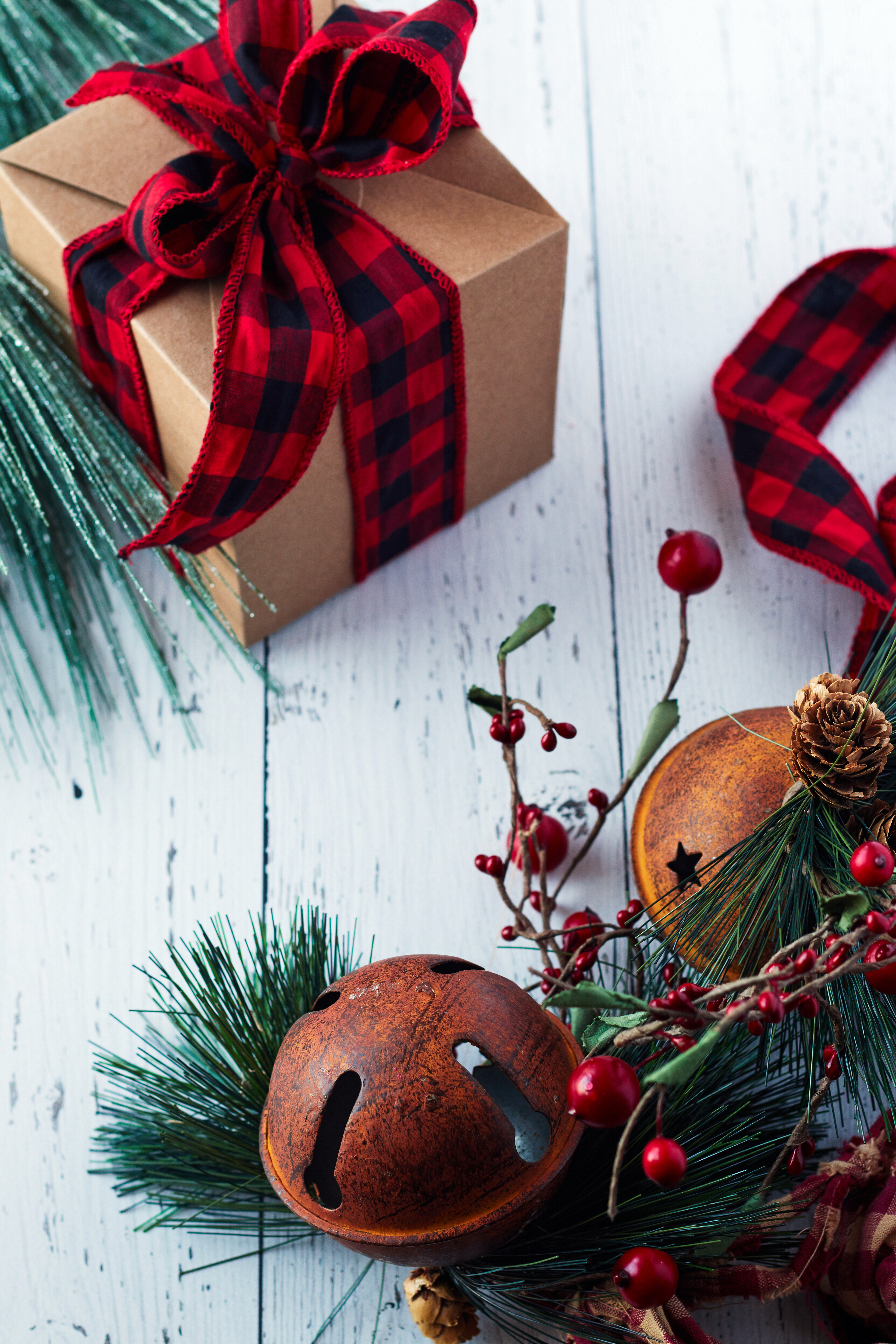 Téléchargez des papiers peints mobile Branches, Cadeau, Fêtes, Décorations, Nouvel An, Noël gratuitement.