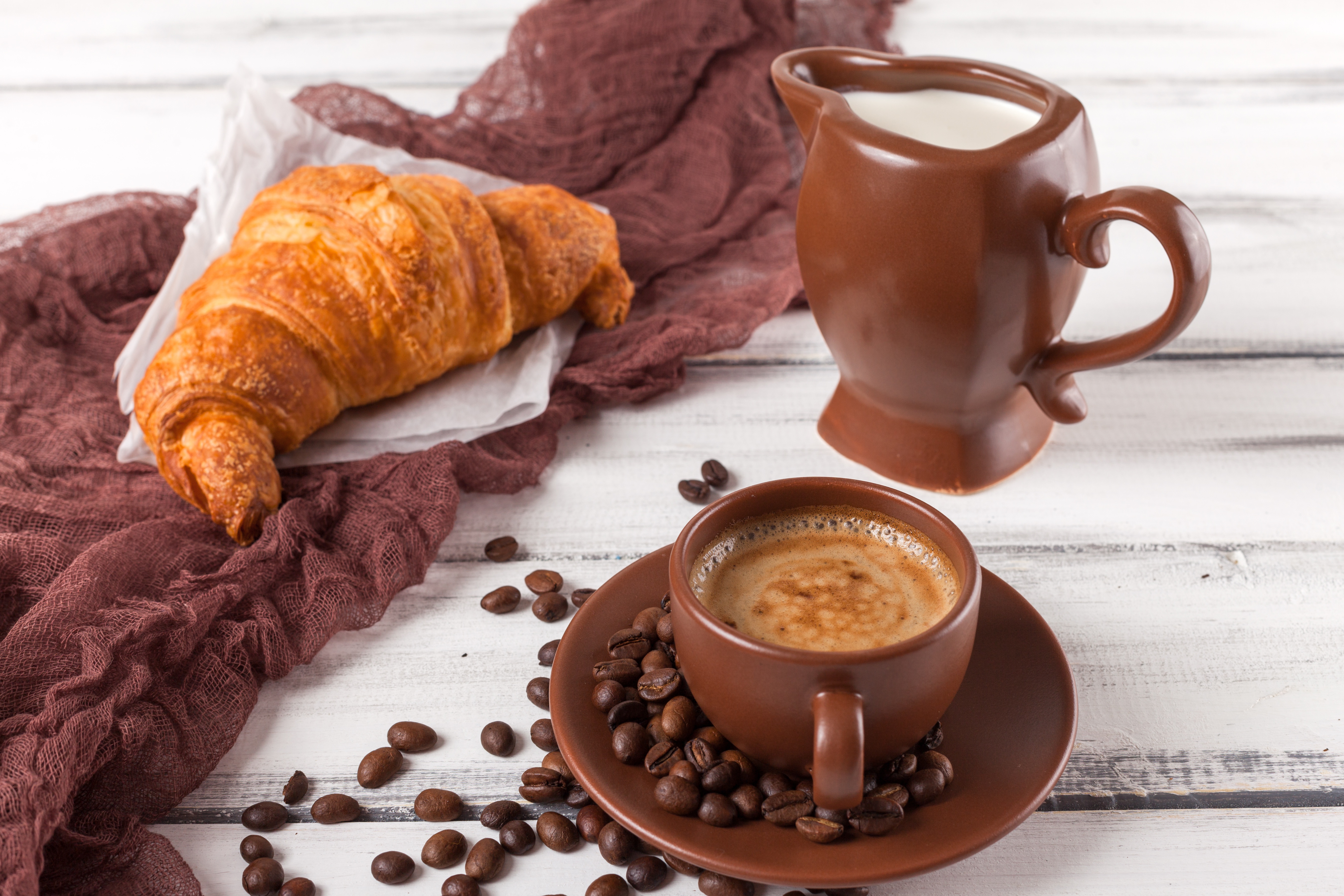 Laden Sie das Tasse, Kaffeebohnen, Milch, Croissant, Nahrungsmittel, Stillleben, Kaffee, Frühstuck-Bild kostenlos auf Ihren PC-Desktop herunter