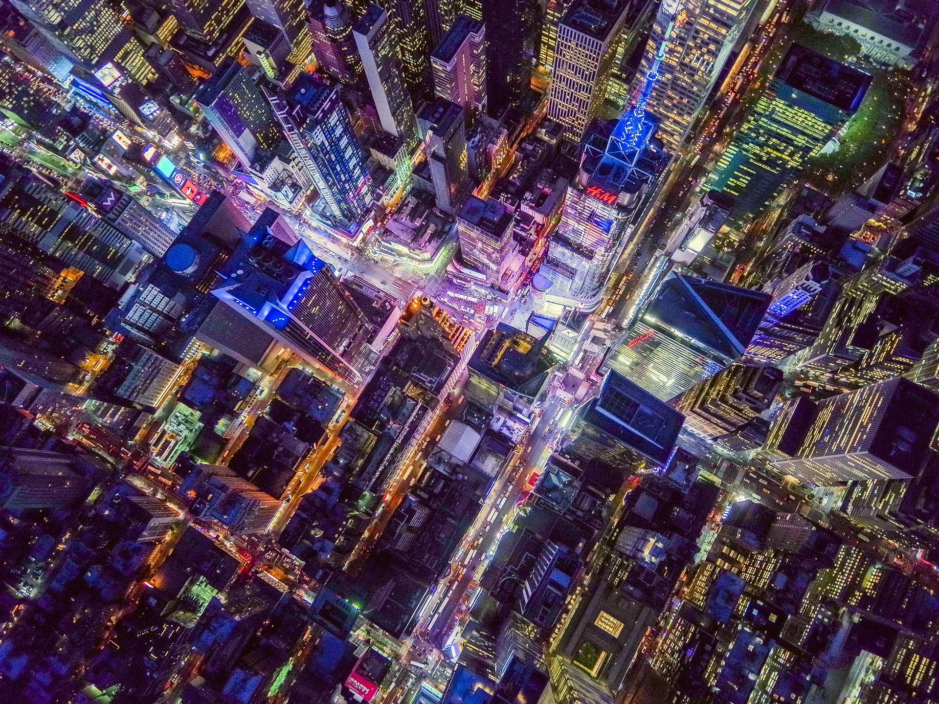 Handy-Wallpaper Städte, Wolkenkratzer, Gebäude, Licht, New York, Nacht, Vereinigte Staaten Von Amerika, Menschengemacht, Großstadt, Luftbildfotografie kostenlos herunterladen.