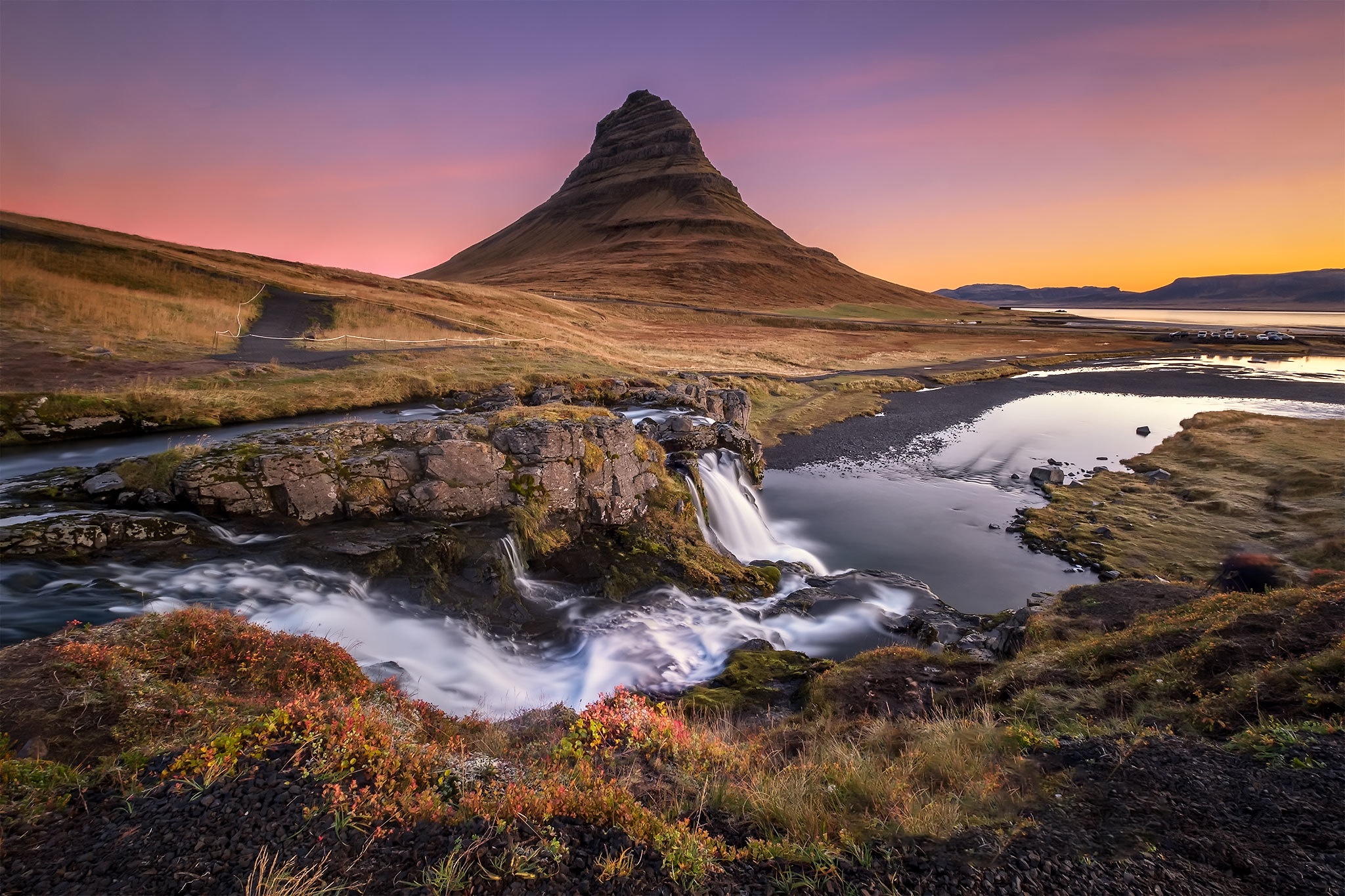 Скачати мобільні шпалери Річка, Водоспади, Гора, Водоспад, Земля, Ісландія безкоштовно.