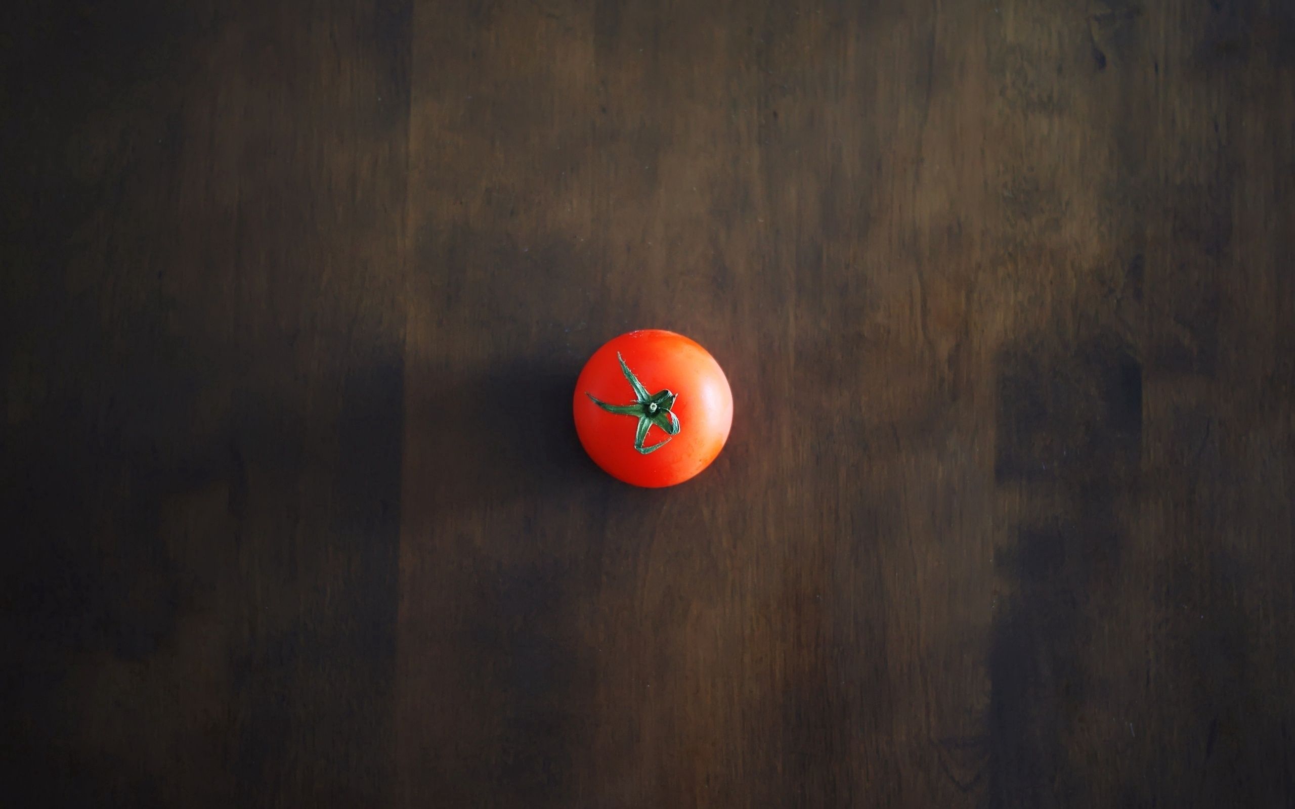95692 Bild herunterladen hintergrund, rot, minimalismus, schatten, tisch, tabelle, tomaten, wallpaper, eine tomate - Hintergrundbilder und Bildschirmschoner kostenlos