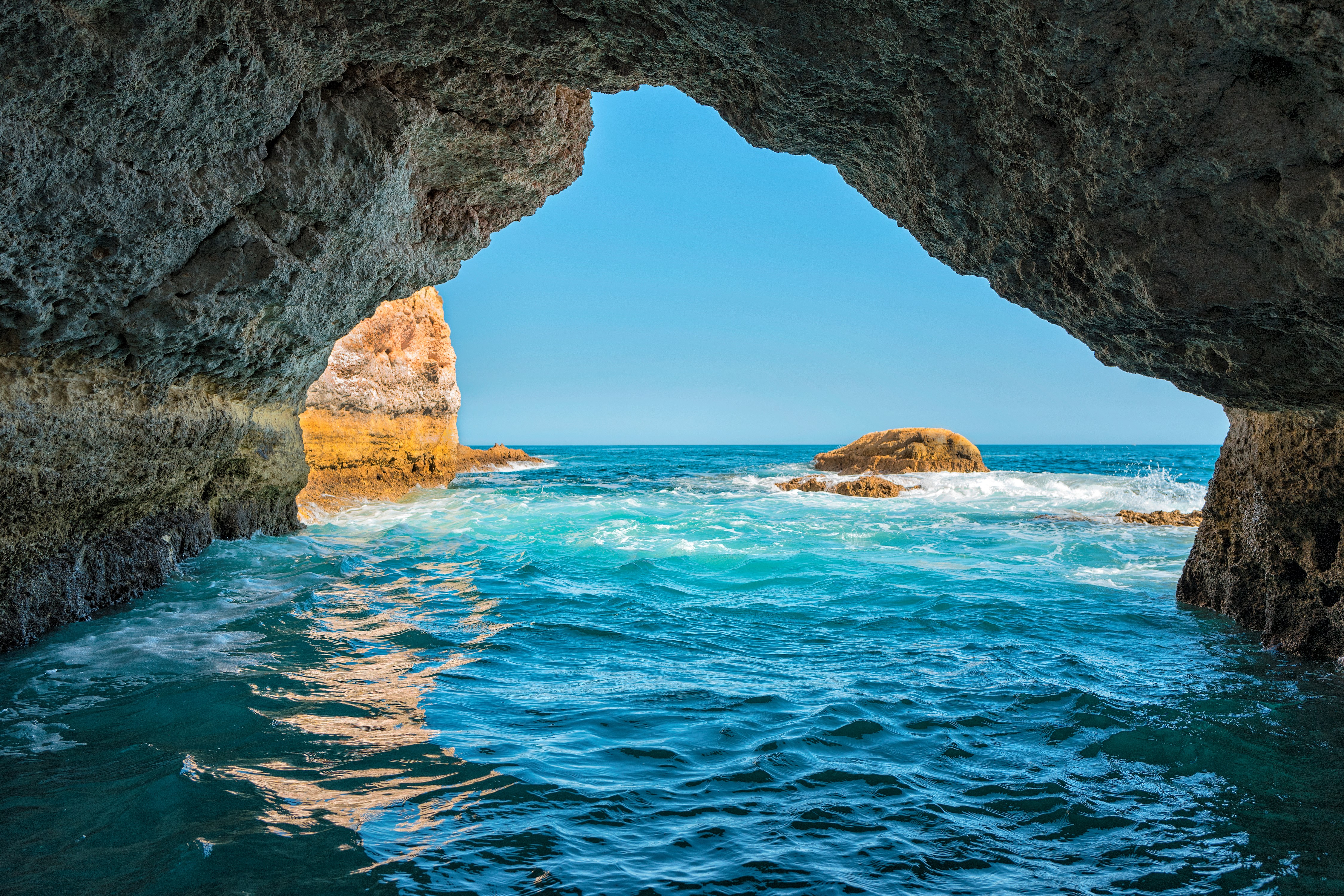 424403 descargar fondo de pantalla mar, océano, horizonte, tierra/naturaleza, cueva, portugal, cuevas: protectores de pantalla e imágenes gratis