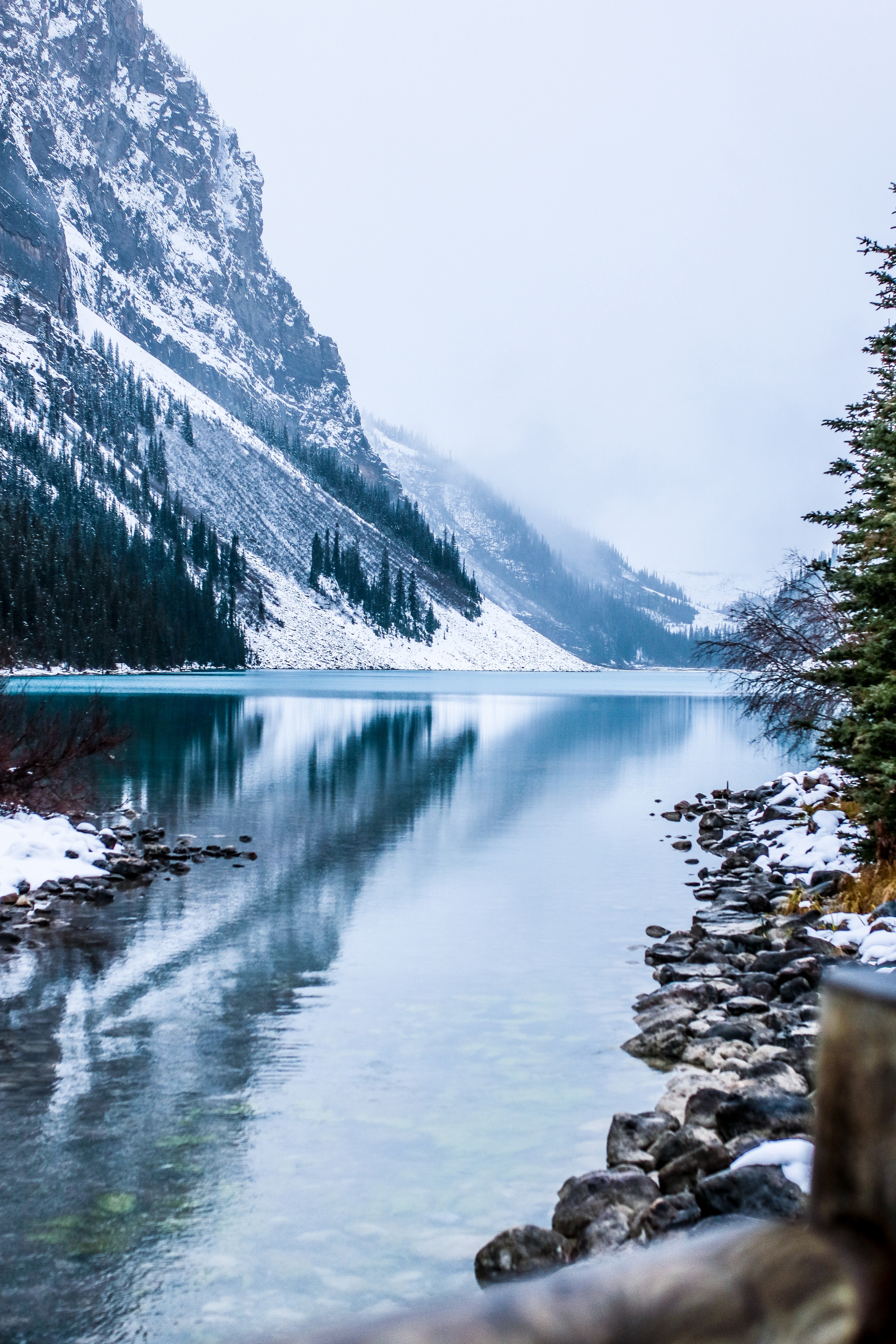 130146 Bild herunterladen natur, berg, see, kanada, nebel, schneebedeckt, snowbound, berglandschaft - Hintergrundbilder und Bildschirmschoner kostenlos