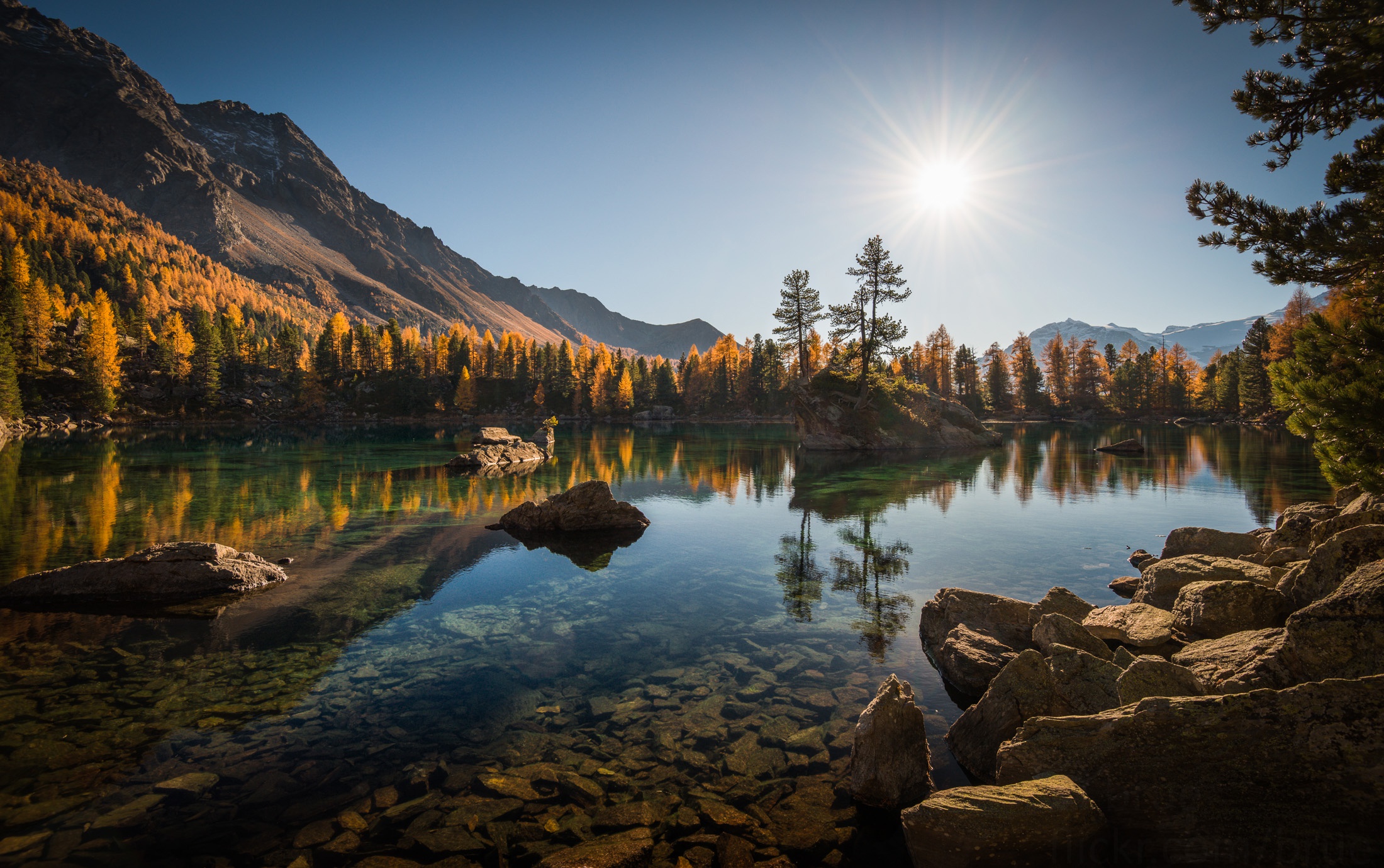 Laden Sie das Herbst, Seen, See, Wald, Alpen, Stein, Schweiz, Gebirge, Erde/natur, Spiegelung, Lago Di Saoseo-Bild kostenlos auf Ihren PC-Desktop herunter