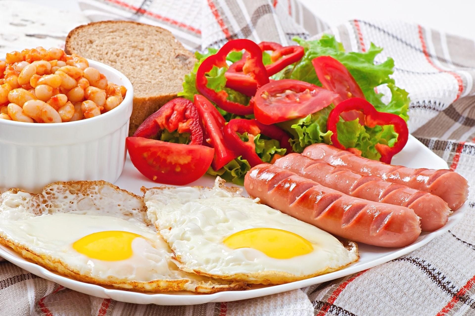 Handy-Wallpaper Salat, Tomate, Hühnerei, Würstchen, Nahrungsmittel, Frühstuck kostenlos herunterladen.