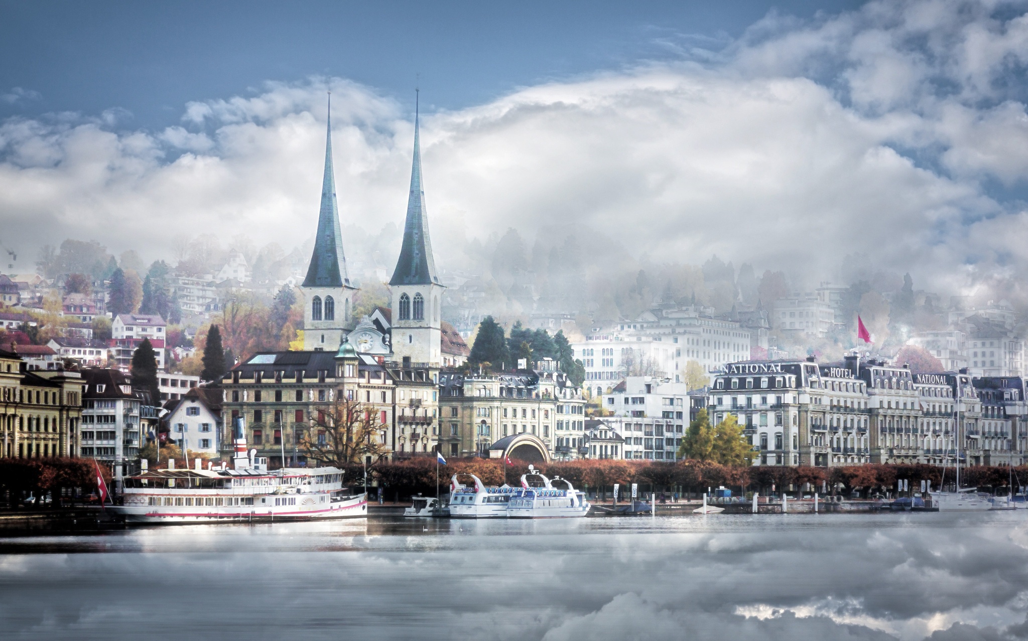 416360 скачать картинку сделано человеком, люцерн, лодка, здание, город, облака, осень, отражение, швейцария, города - обои и заставки бесплатно