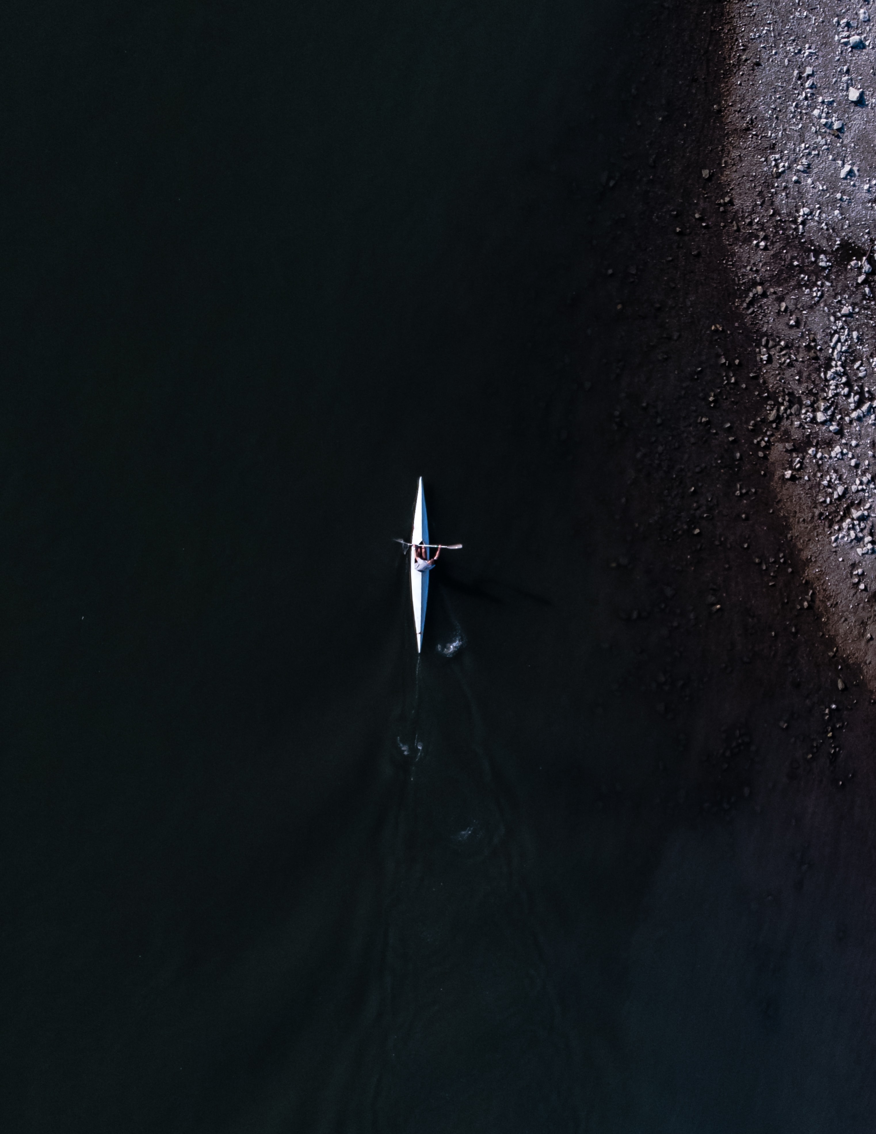 138912 descargar fondo de pantalla agua, vista desde arriba, oscuro, miscelánea, misceláneo, un barco, bote, kayac, kayak: protectores de pantalla e imágenes gratis
