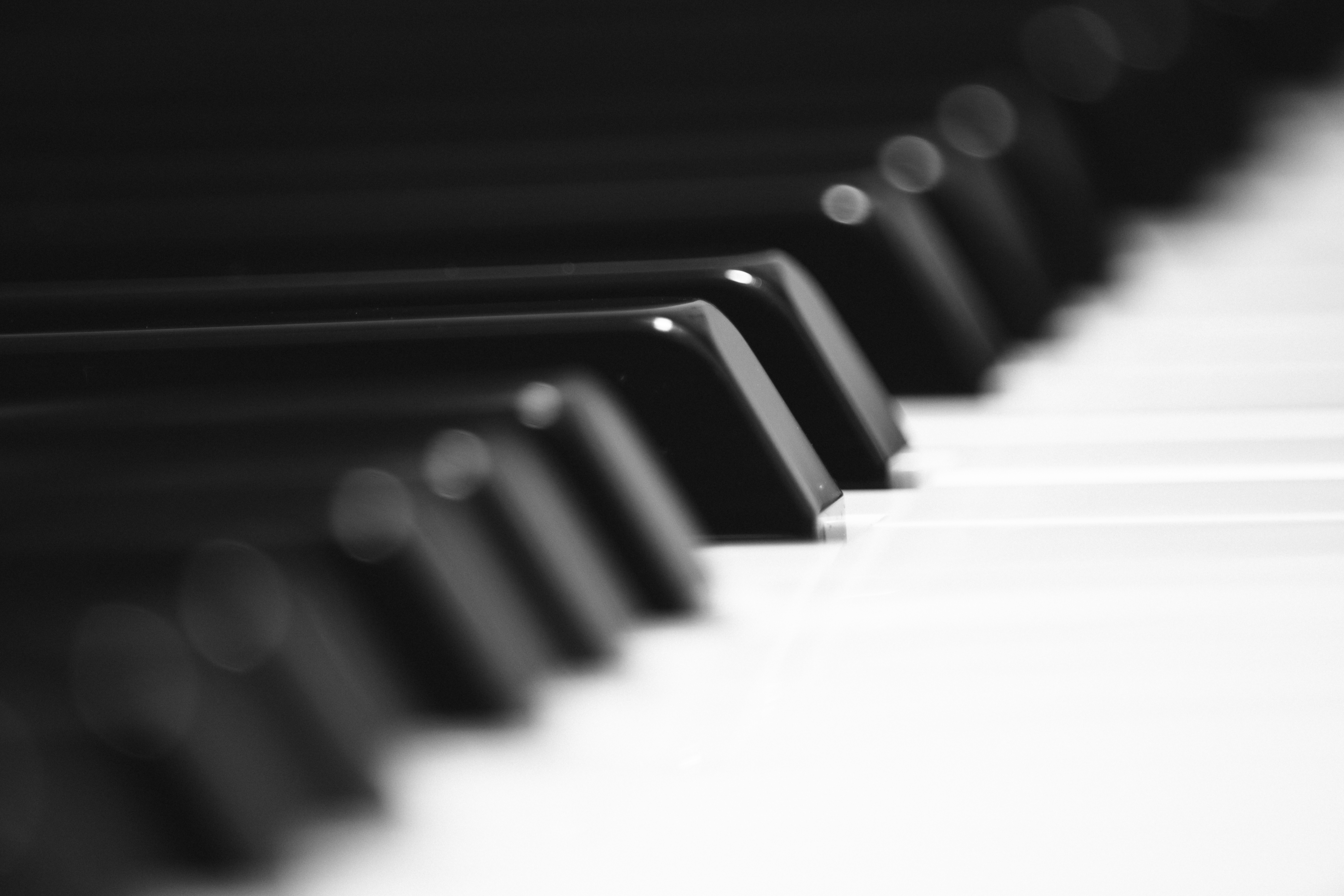 144389 завантажити шпалери музика, піаніно, чорний, білий, музичний інструмент, клавіші, ключі - заставки і картинки безкоштовно