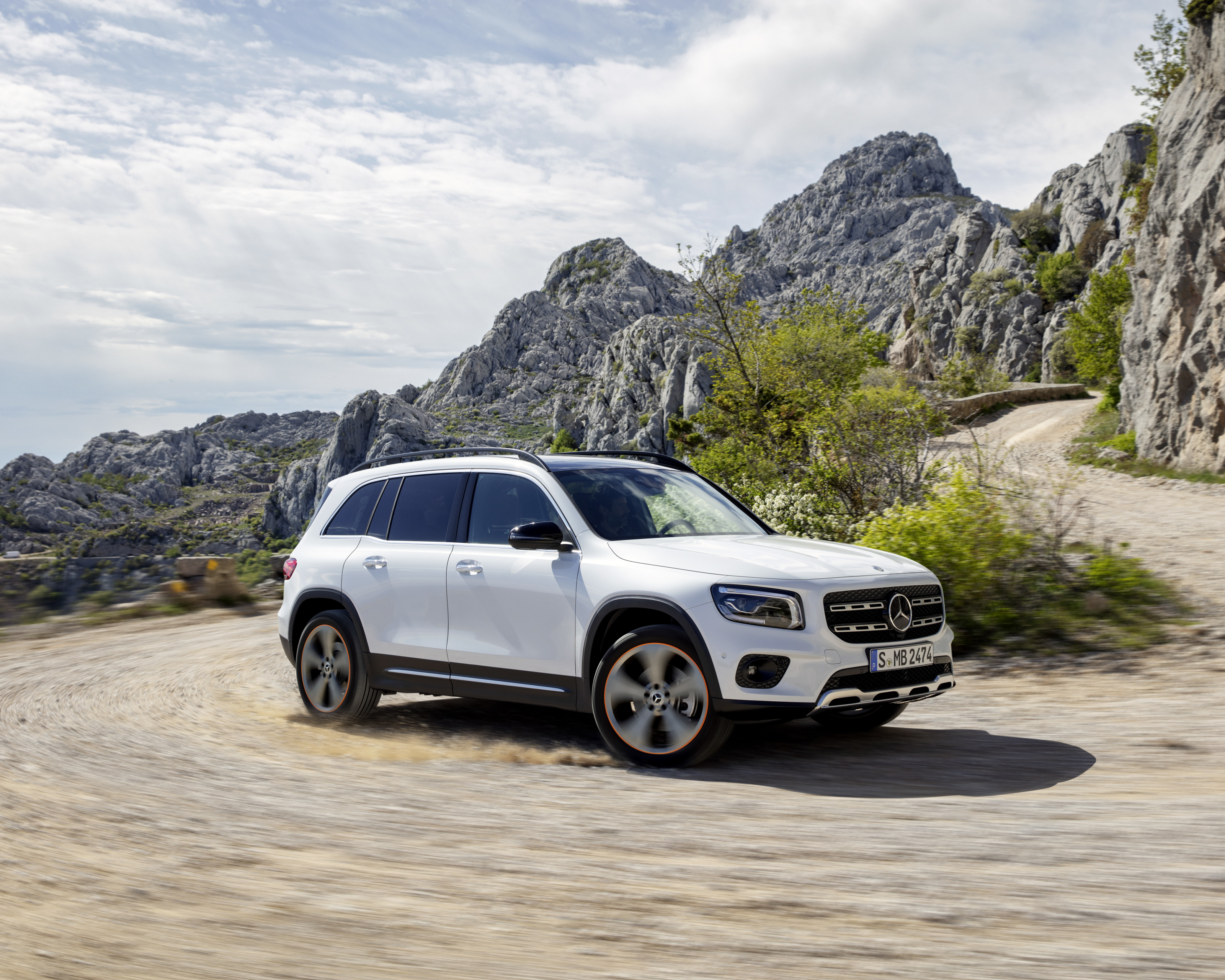 Скачати мобільні шпалери Автомобіль, Позашляховик, Mercedes Benz, Транспортний Засіб, Транспортні Засоби, Білий Автомобіль, Mercedes Benz Glb Class безкоштовно.