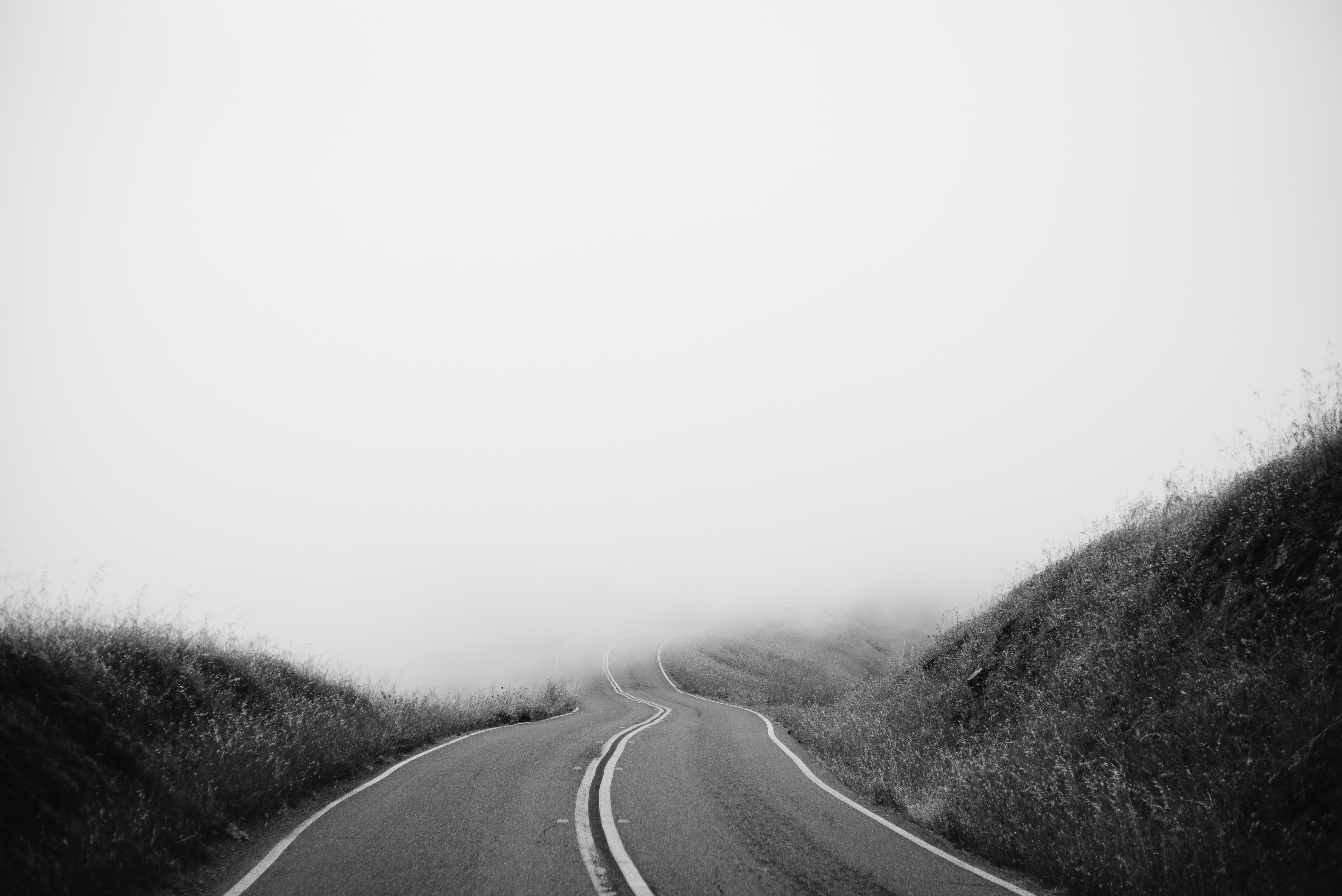Laden Sie das Straße, Nebel, Schwarz Weiß, Menschengemacht-Bild kostenlos auf Ihren PC-Desktop herunter