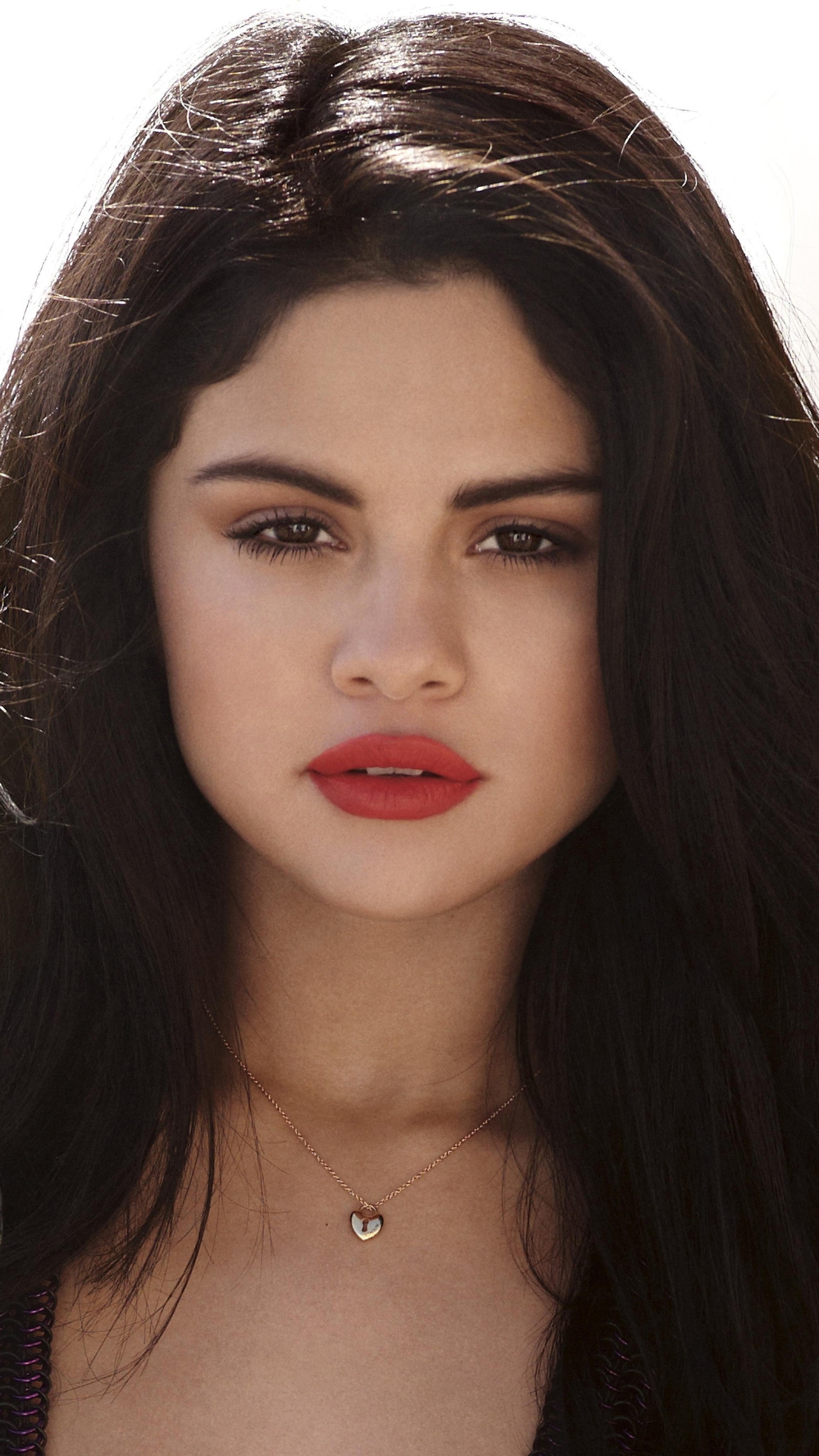 Handy-Wallpaper Musik, Selena Gomez, Brünette, Braune Augen, Lippenstift kostenlos herunterladen.