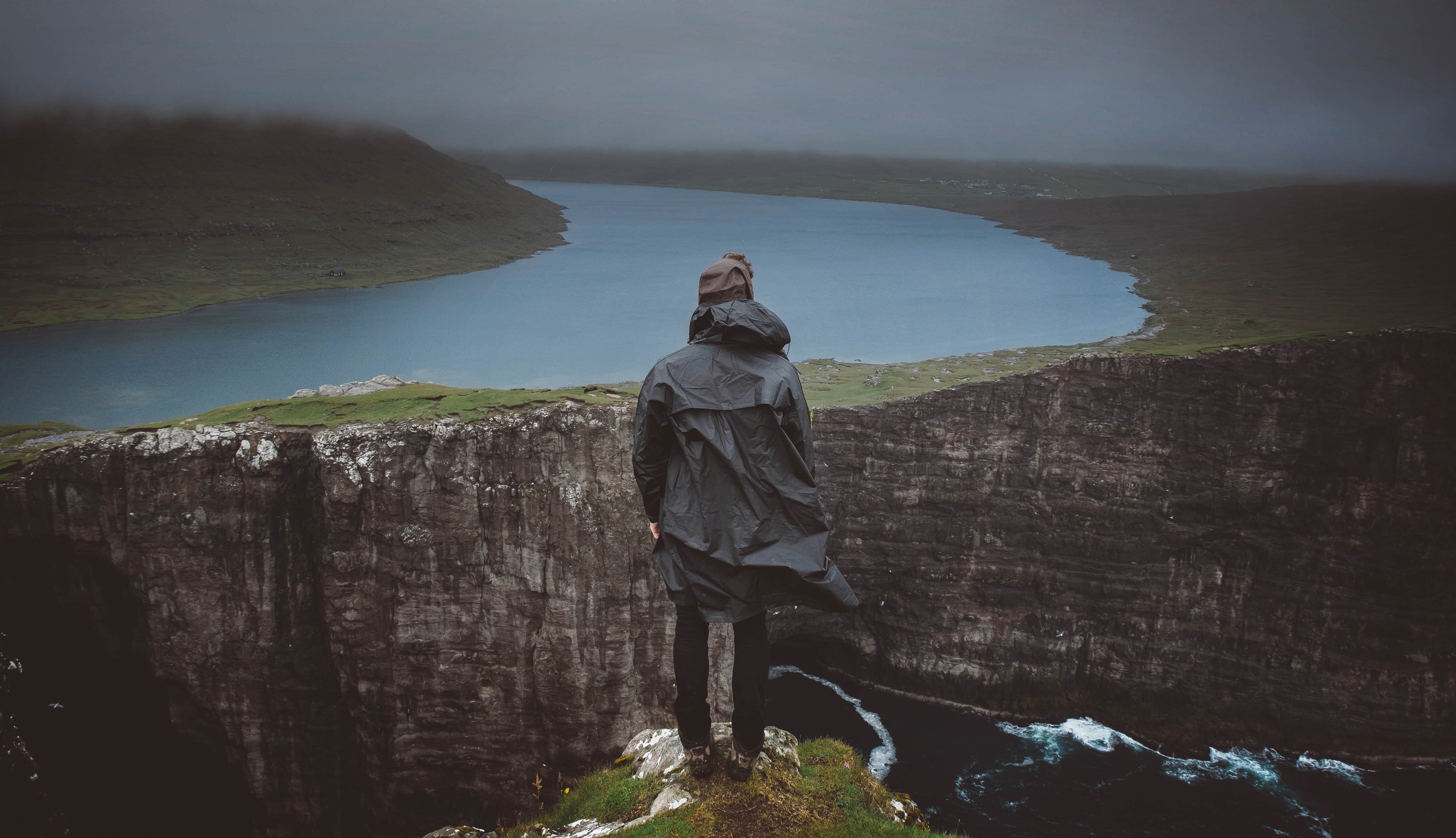 rivers, landscape, miscellanea, miscellaneous, fog, cliff, human, person Image for desktop
