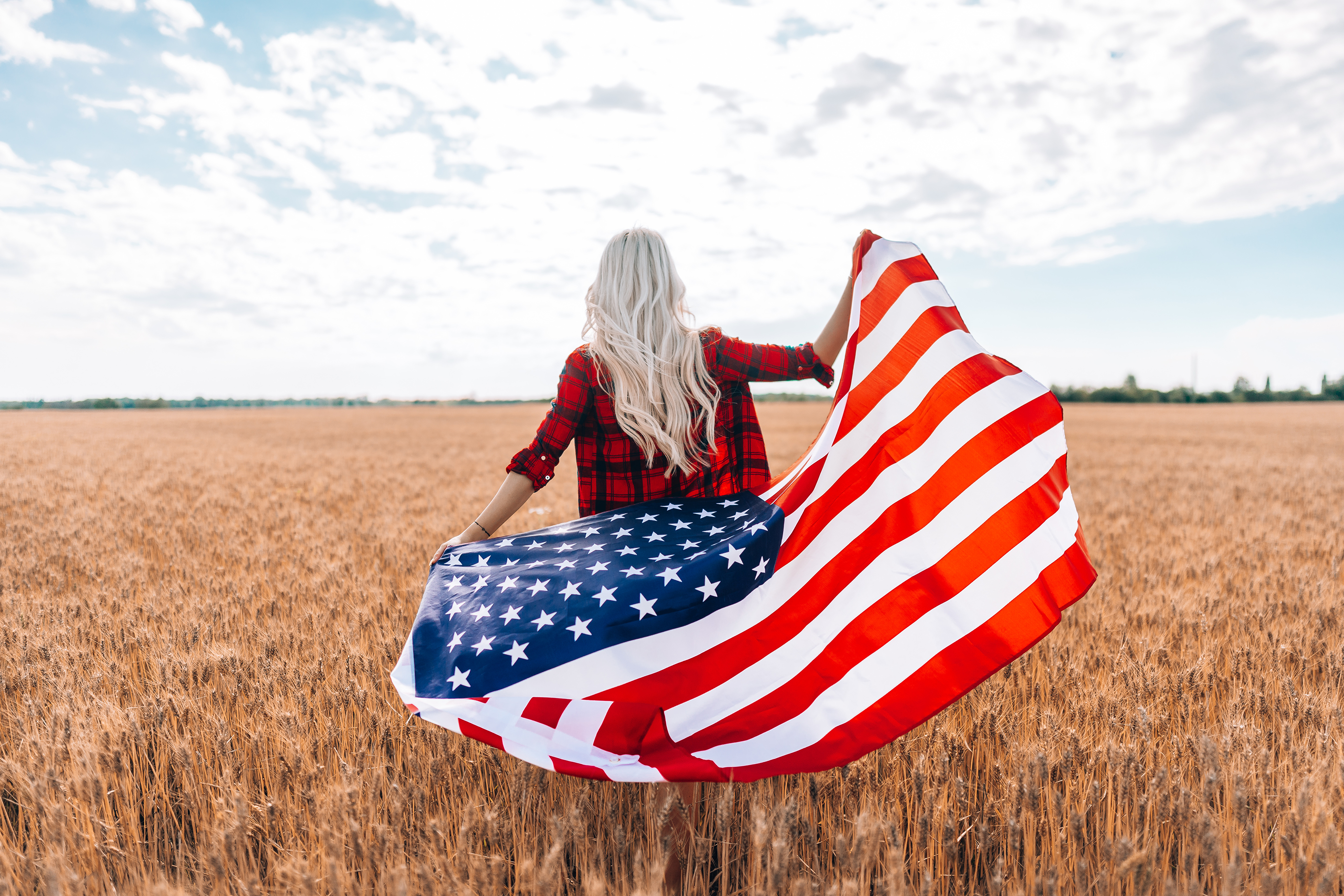 Laden Sie das Weizen, Feld, Hinten, Modell, Frauen, Blondinen, Lange Haare, Amerikanische Flagge-Bild kostenlos auf Ihren PC-Desktop herunter