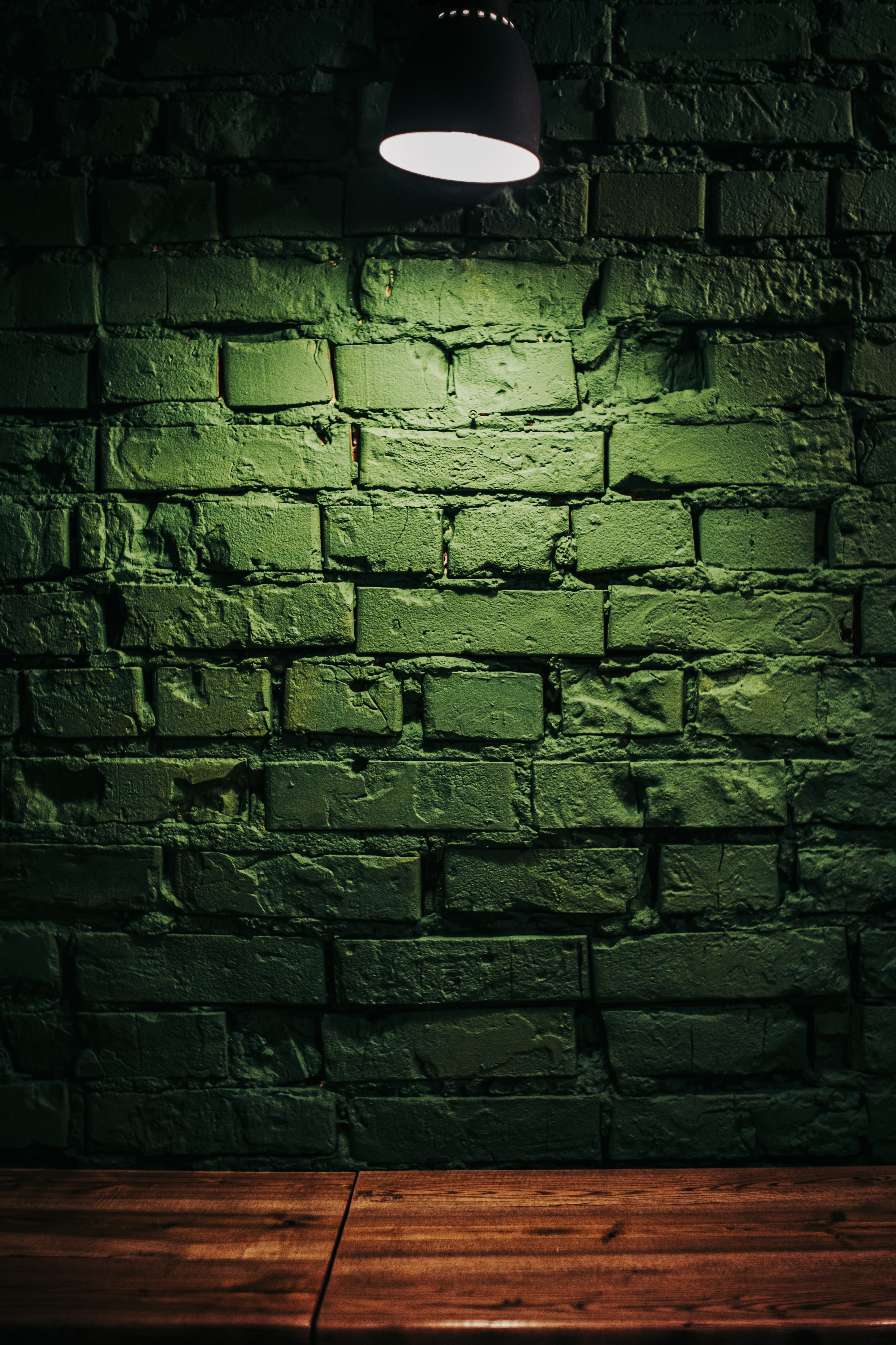 121211 baixar papel de parede muro, superfície, verde, miscelânea, variado, parede, lâmpada, iluminação, tijolos - protetores de tela e imagens gratuitamente