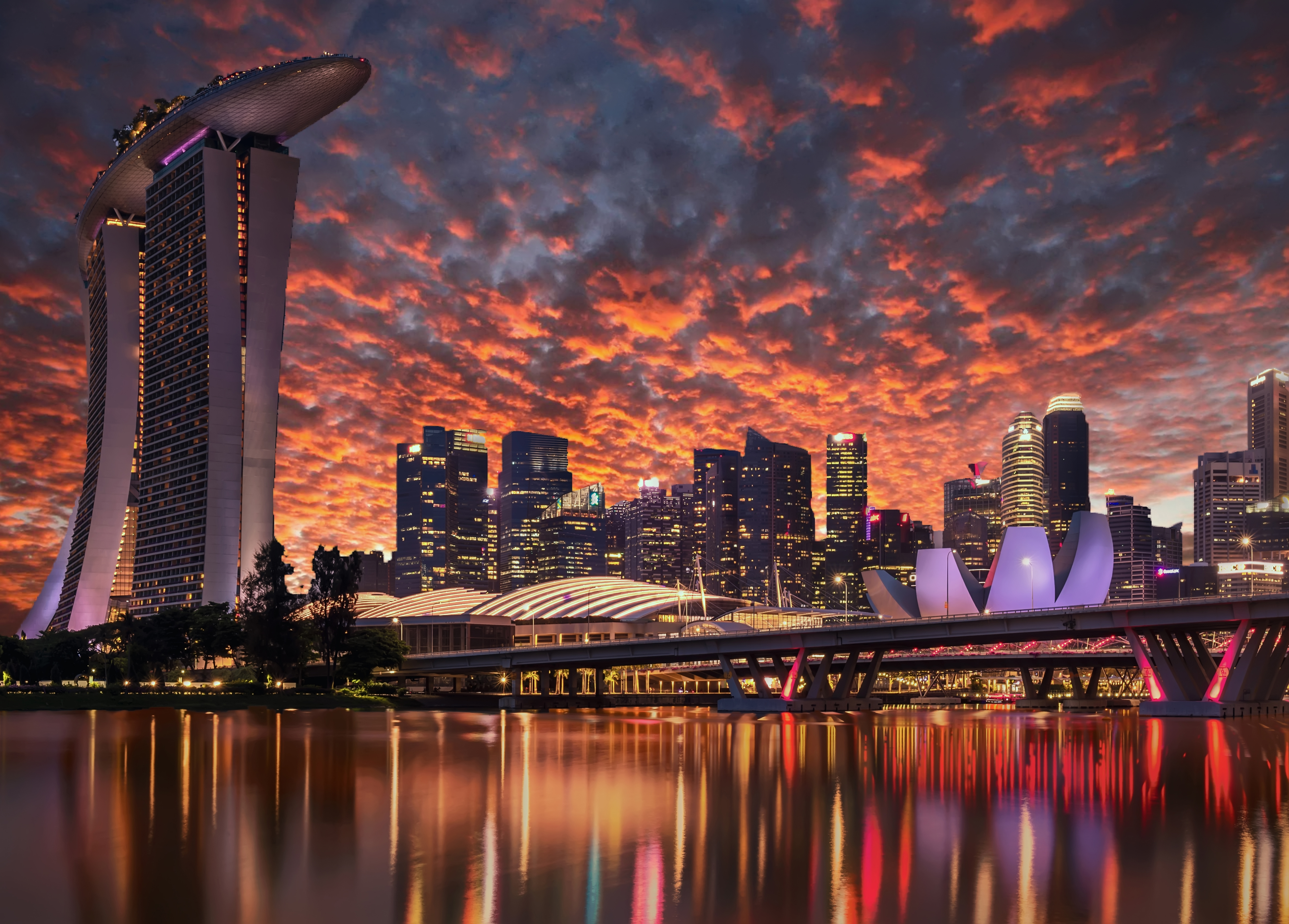 Descarga gratis la imagen Ciudades, Ciudad, Rascacielos, Edificio, Puente, Nube, Singapur, Hecho Por El Hombre en el escritorio de tu PC