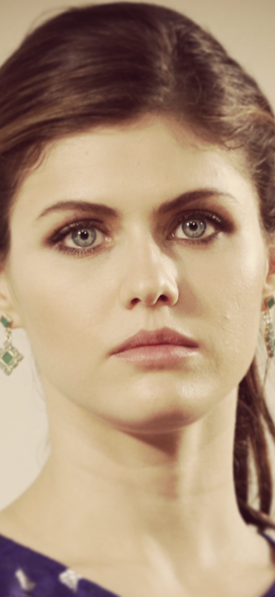 Handy-Wallpaper Gesicht, Brünette, Blaue Augen, Amerikanisch, Berühmtheiten, Darstellerin, Alexandra Daddario kostenlos herunterladen.