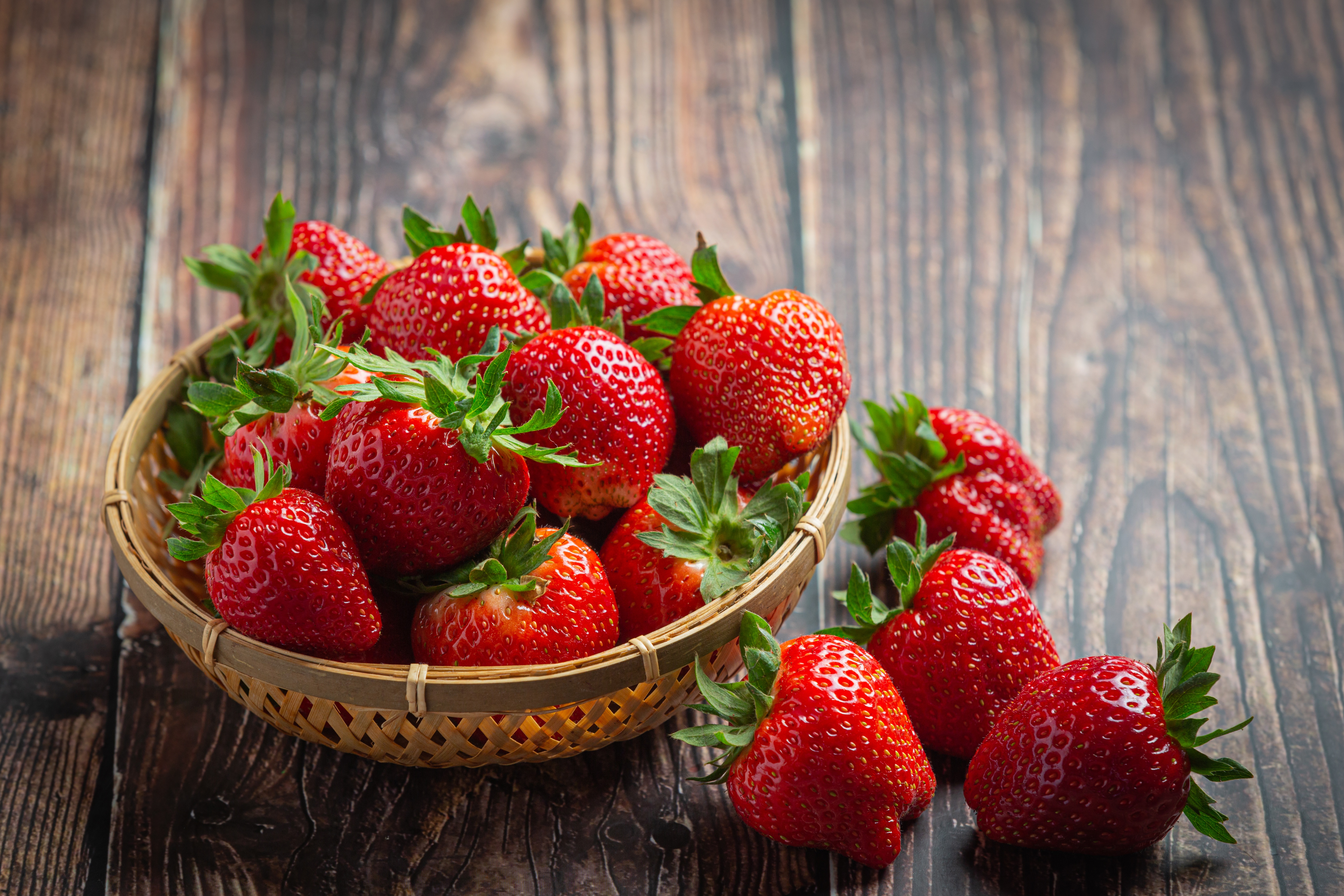 Free download wallpaper Fruits, Food, Strawberry, Still Life, Berry, Fruit on your PC desktop