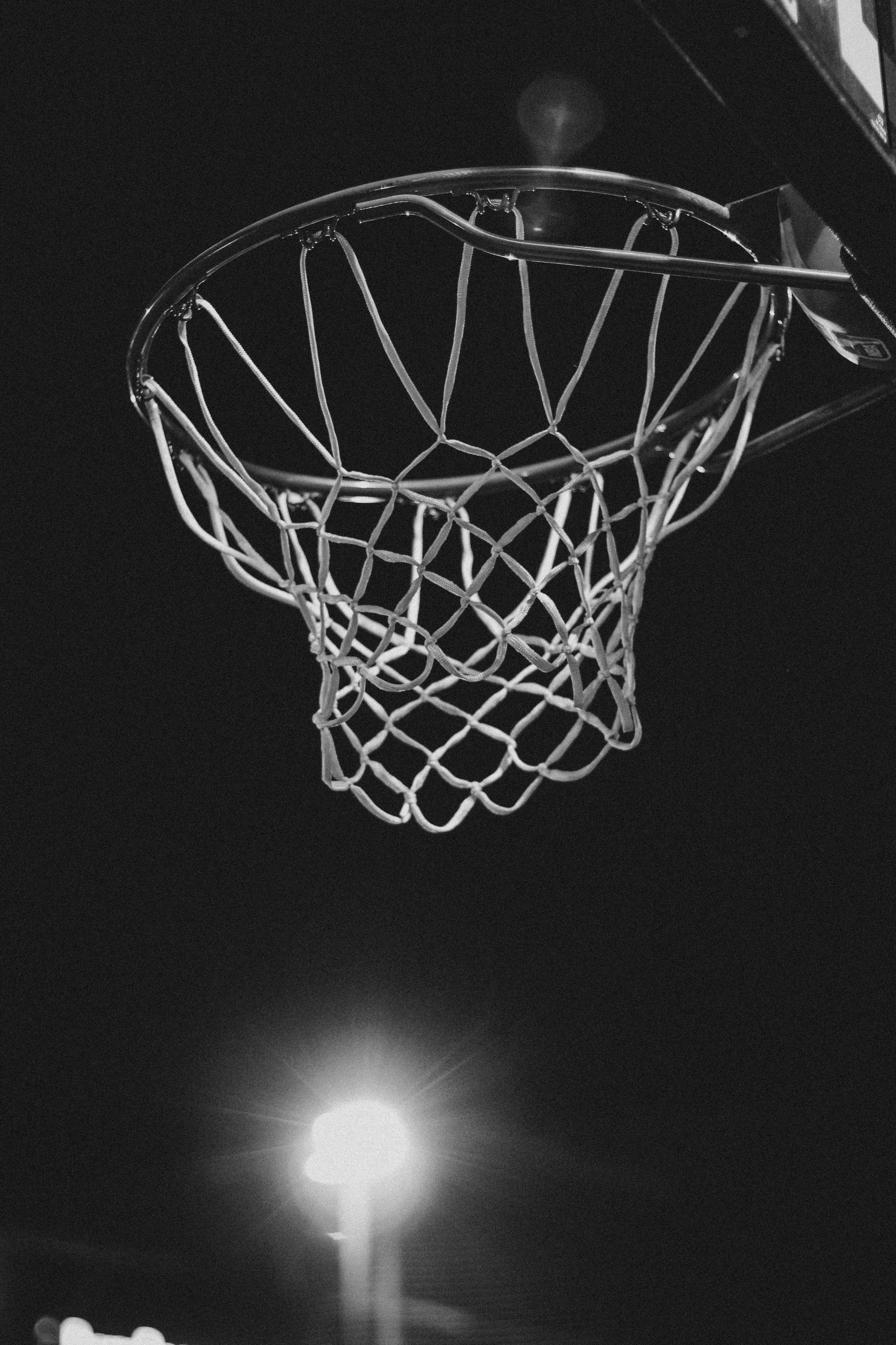 122547 baixar papel de parede basquetebol, escuro, rede, grade, bw, chb, cesta de basquete, anel de basquete - protetores de tela e imagens gratuitamente