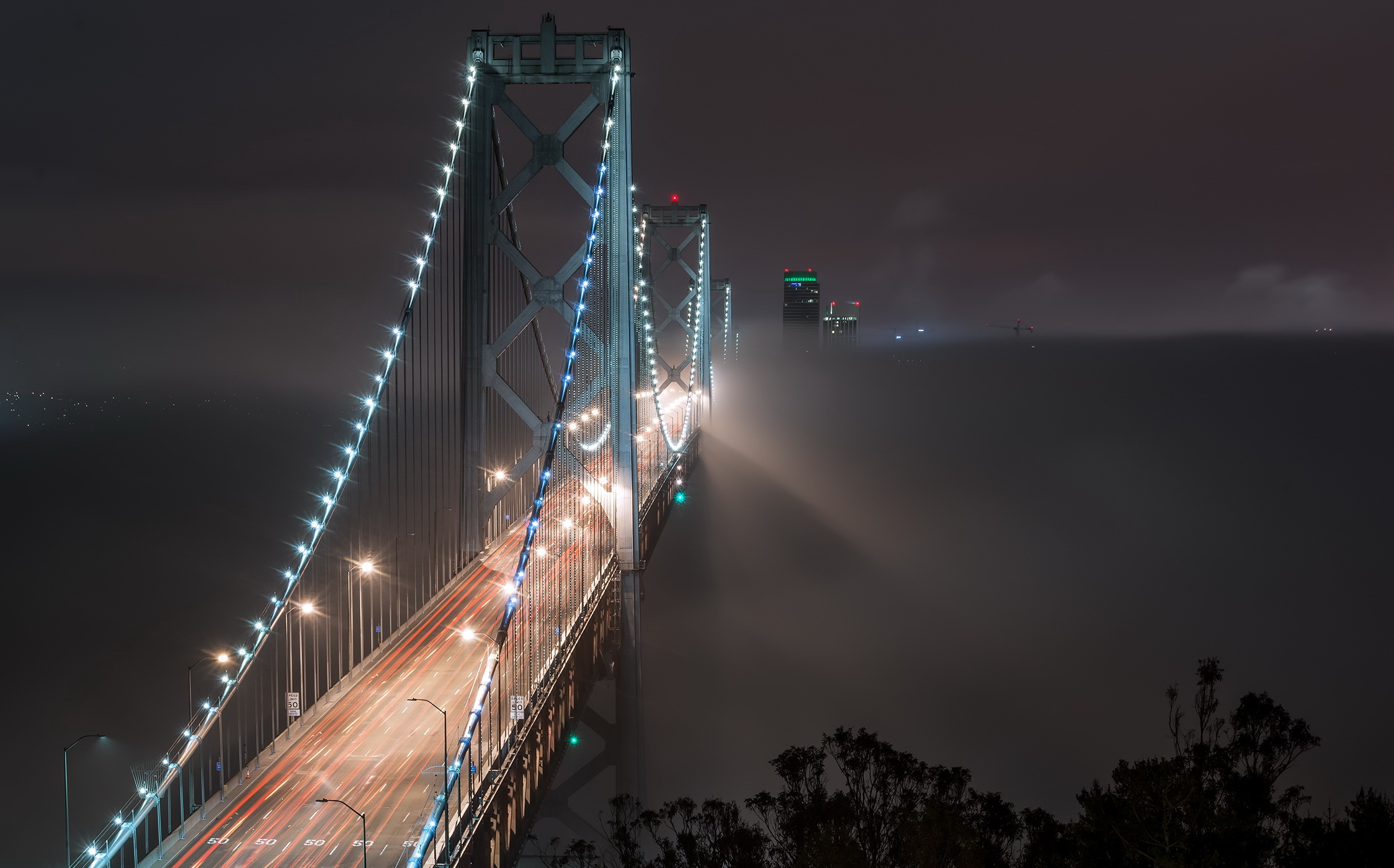 Téléchargez gratuitement l'image Nuit, Lumière, Brouillard, Pont, Bay Bridge, Des Ponts, Construction Humaine, San Fransisco sur le bureau de votre PC