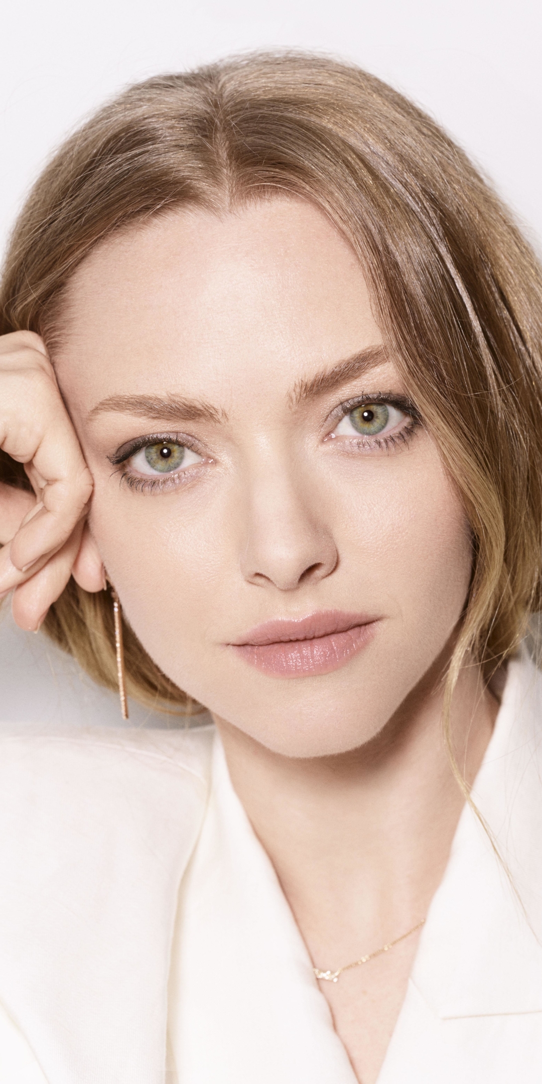 Download mobile wallpaper Blonde, Face, Green Eyes, American, Celebrity, Actress, Amanda Seyfried for free.