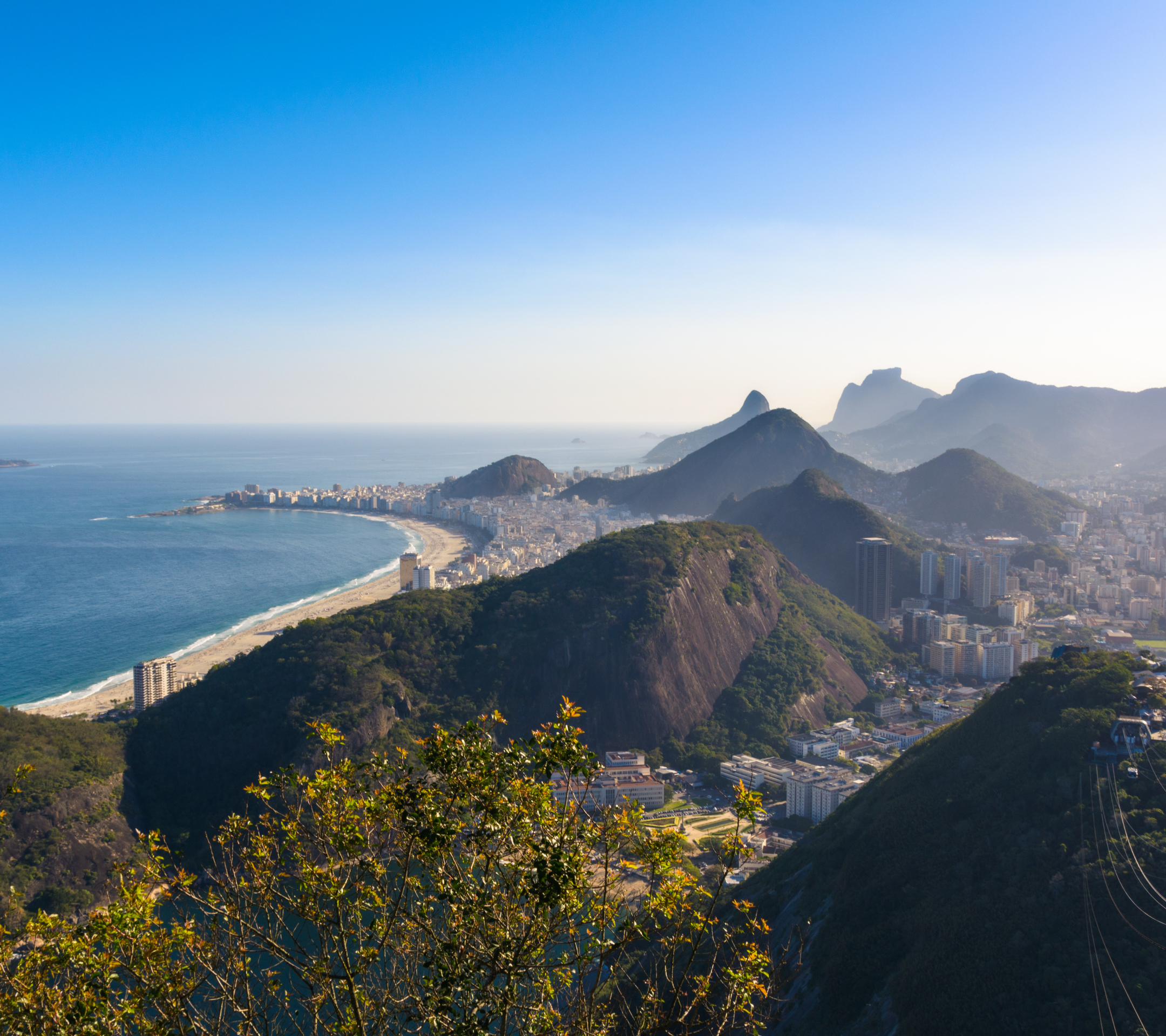 Скачать картинку Города, Гора, Рио Де Жанейро, Бразилия, Сделано Человеком, Копакабана, Гора Сахарная Голова в телефон бесплатно.