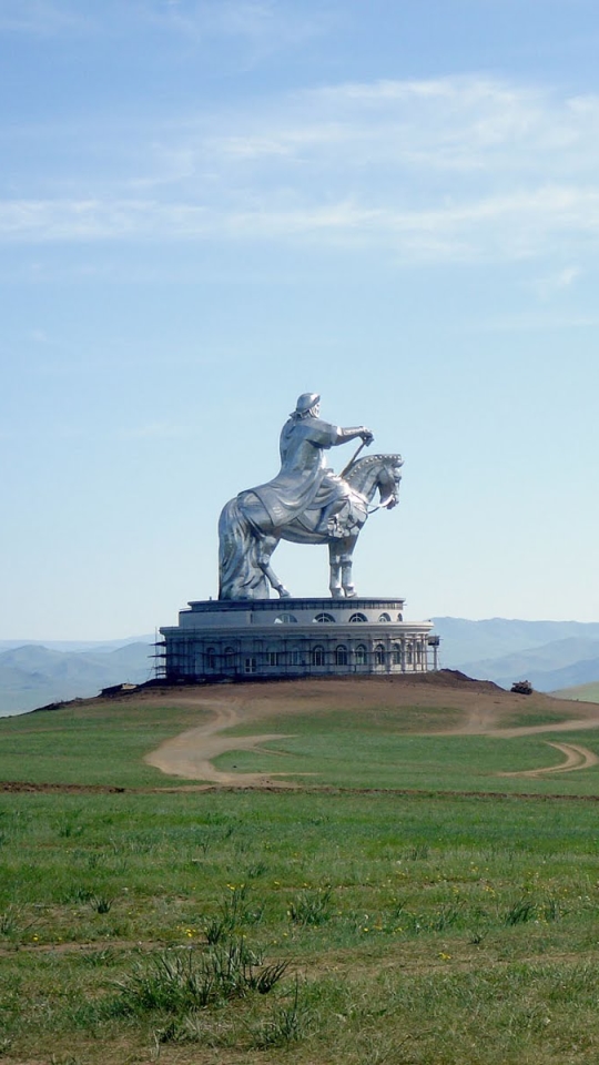 Скачать обои Конная Статуя Чингисхана на телефон бесплатно