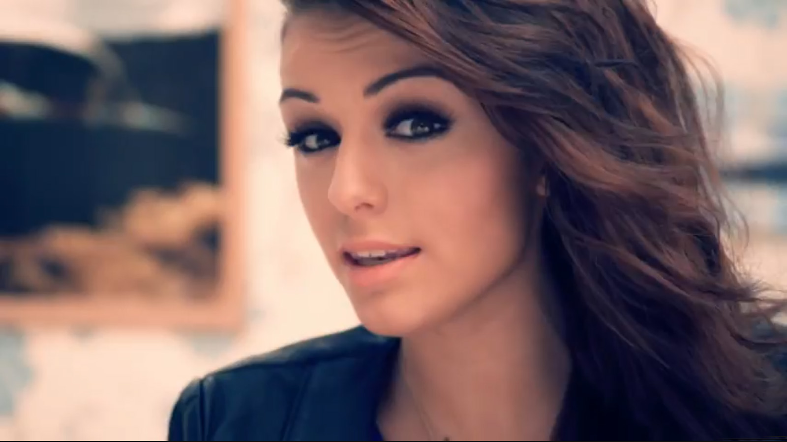 Die besten Cher Lloyd-Hintergründe für den Telefonbildschirm