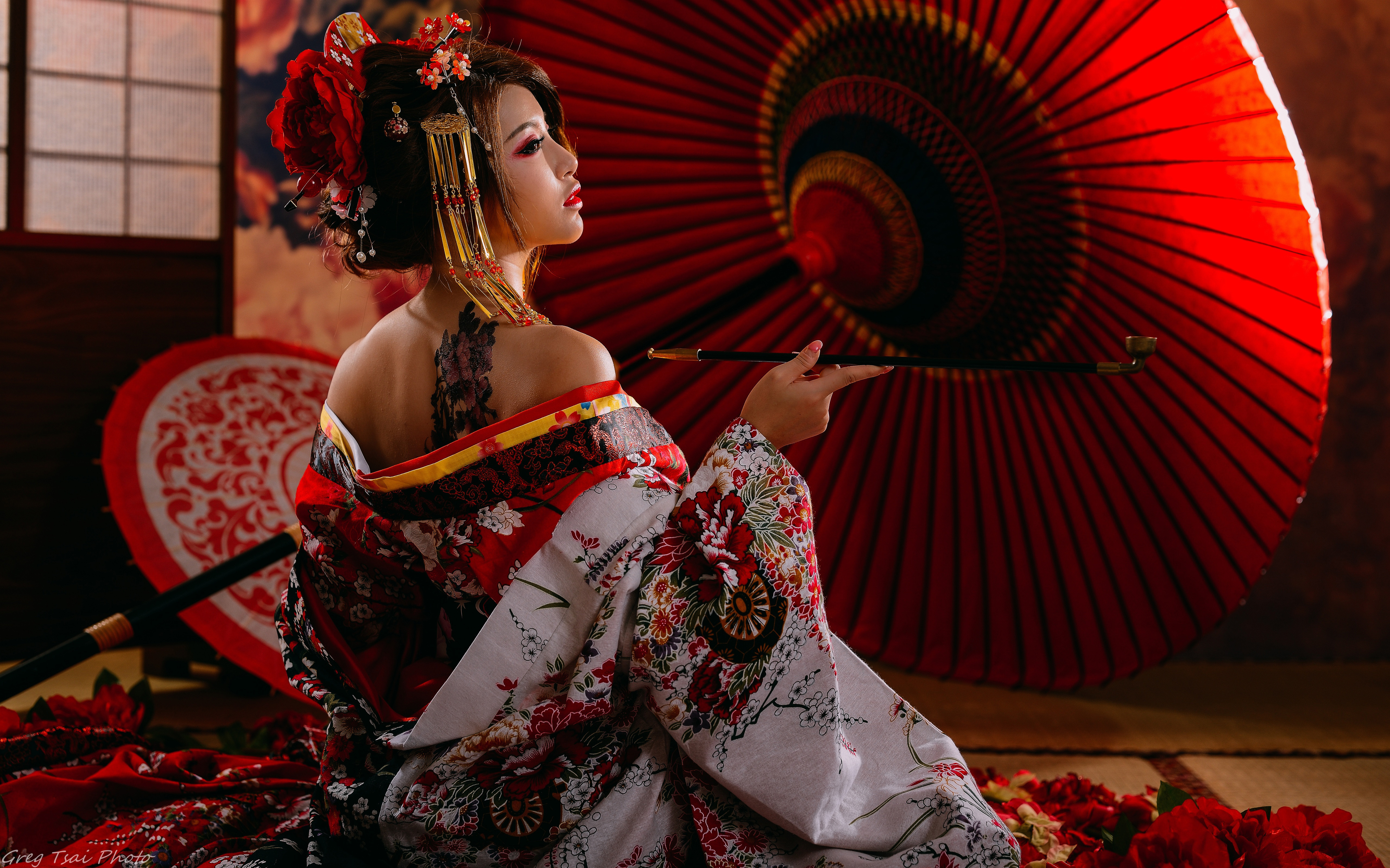 974418 Bild herunterladen frauen, geisha, asiatinnen, brünette, kimono, lippenstift, modell, tätowierung, regenschirm - Hintergrundbilder und Bildschirmschoner kostenlos