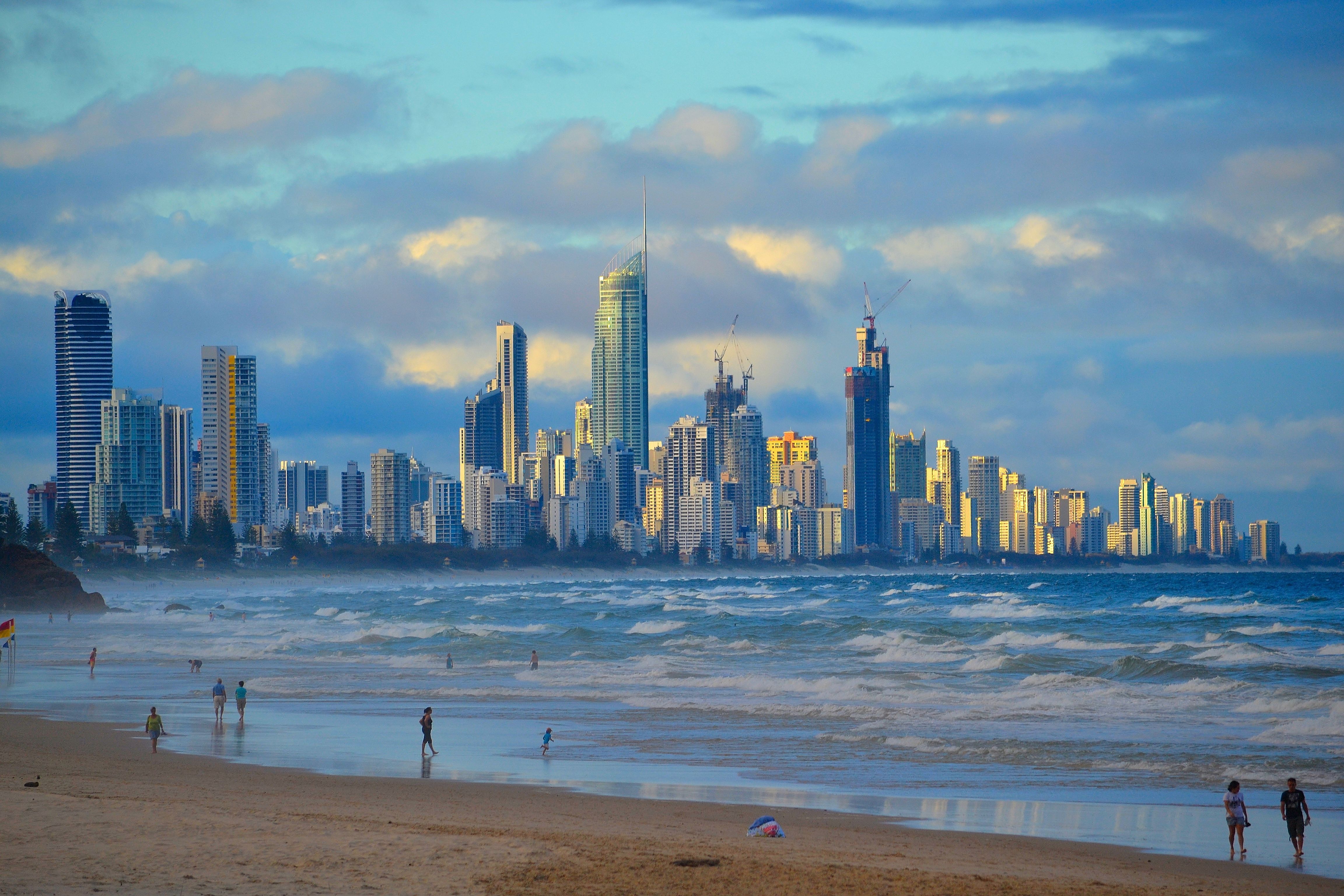 357521 завантажити шпалери створено людиною, золотий берег, австралія, пляжний, місто, квінсленд, хмарочос, міста - заставки і картинки безкоштовно