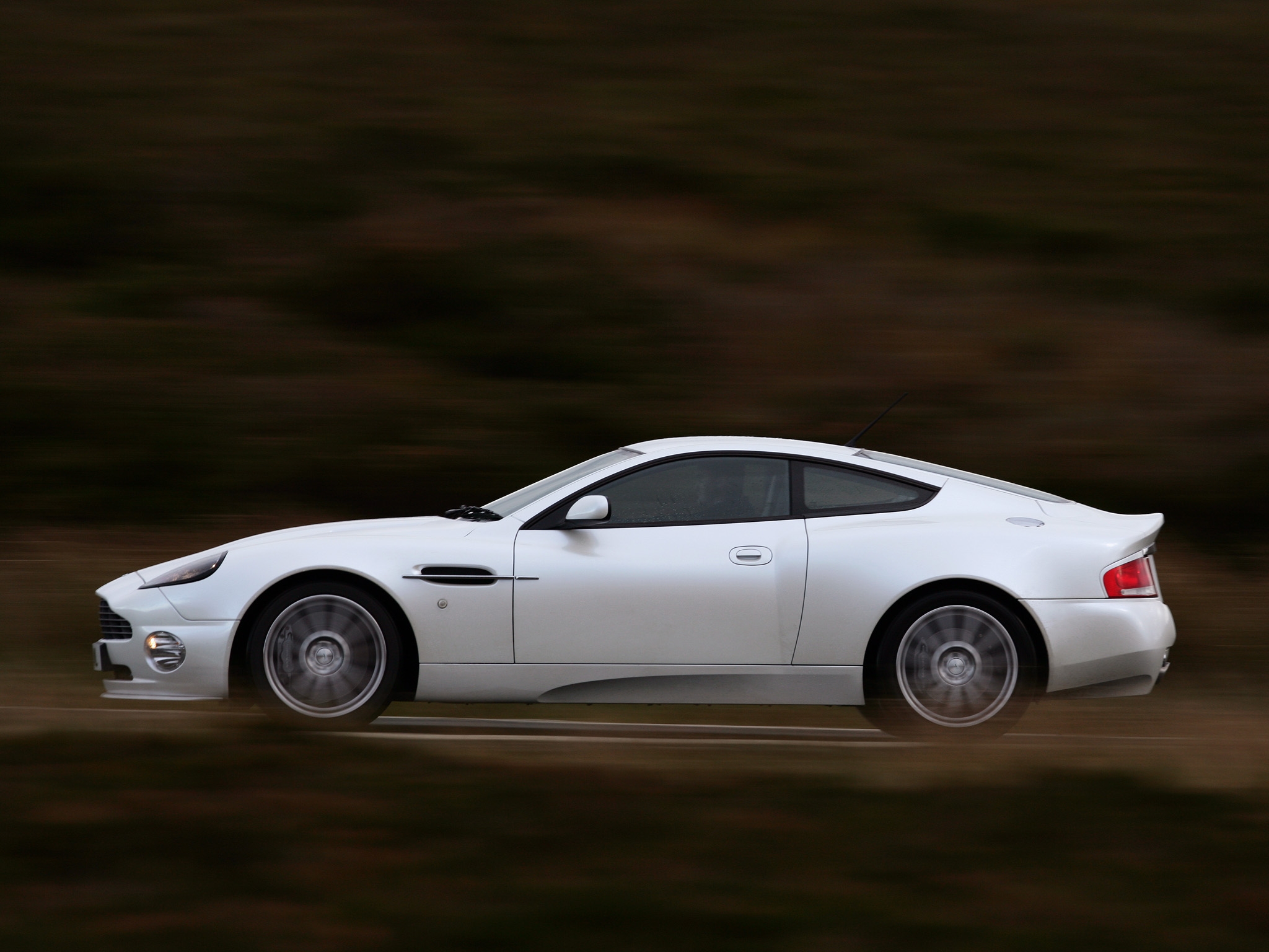 Free download wallpaper Auto, Aston Martin, Cars, Side View, Speed, 2004, V12, Vanquish on your PC desktop